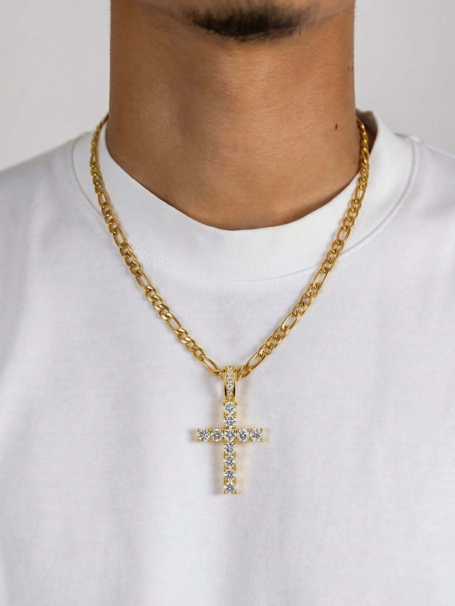 Guldkorshänge ICED OUT, buren av en man med guldkedja och vit T-shirt.