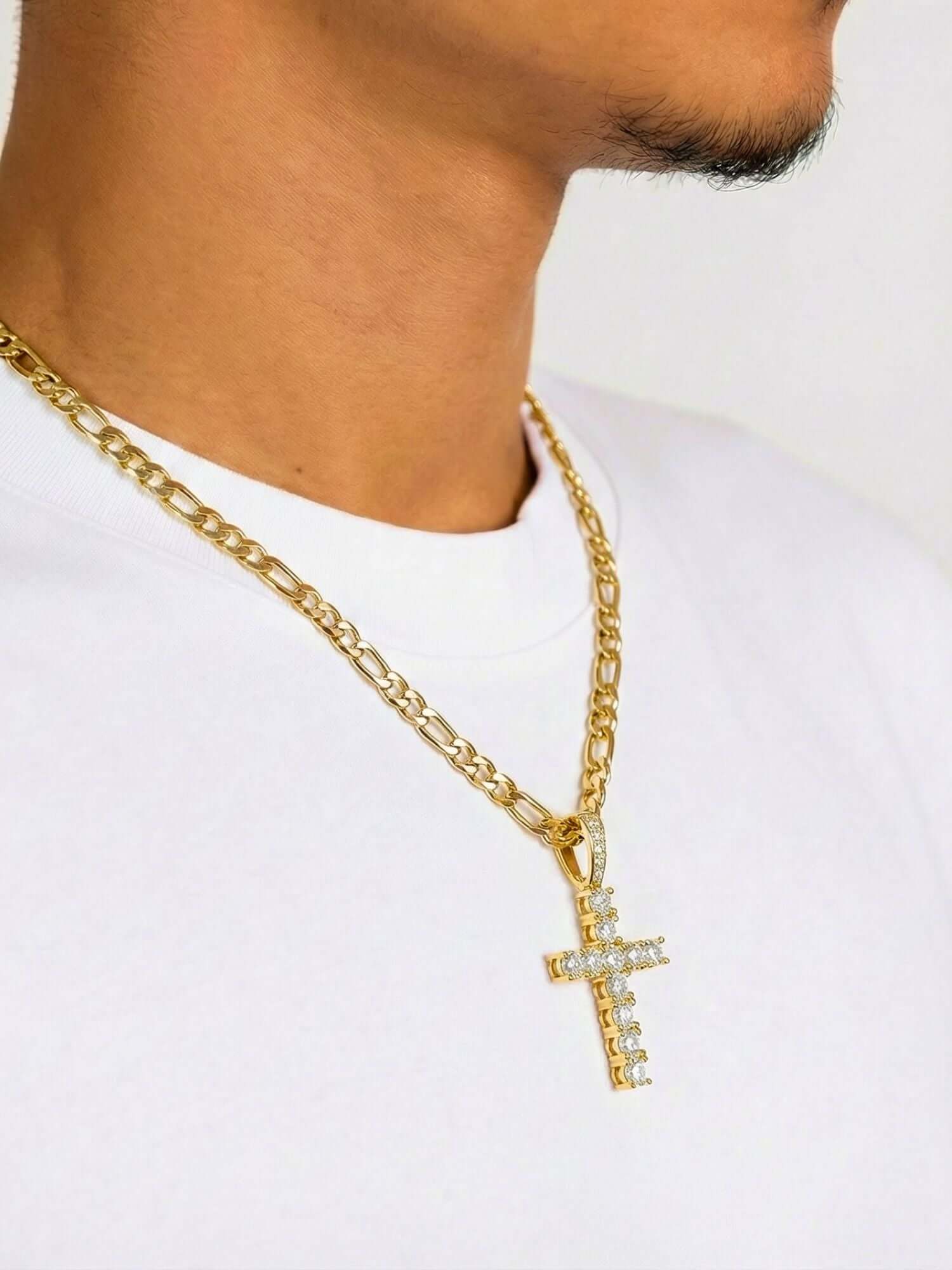 Ciondolo a croce dorata ICED OUT indossato su una catena d’oro, che esprime lusso e stile nella gioielleria moderna.