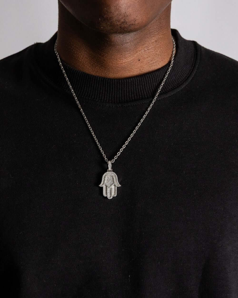 Alt Tag: Hamsa Hanger Zilver Moissanite Iced Out zilveren hamsa hand ketting met iced out moissanite stenen, gedragen om hals