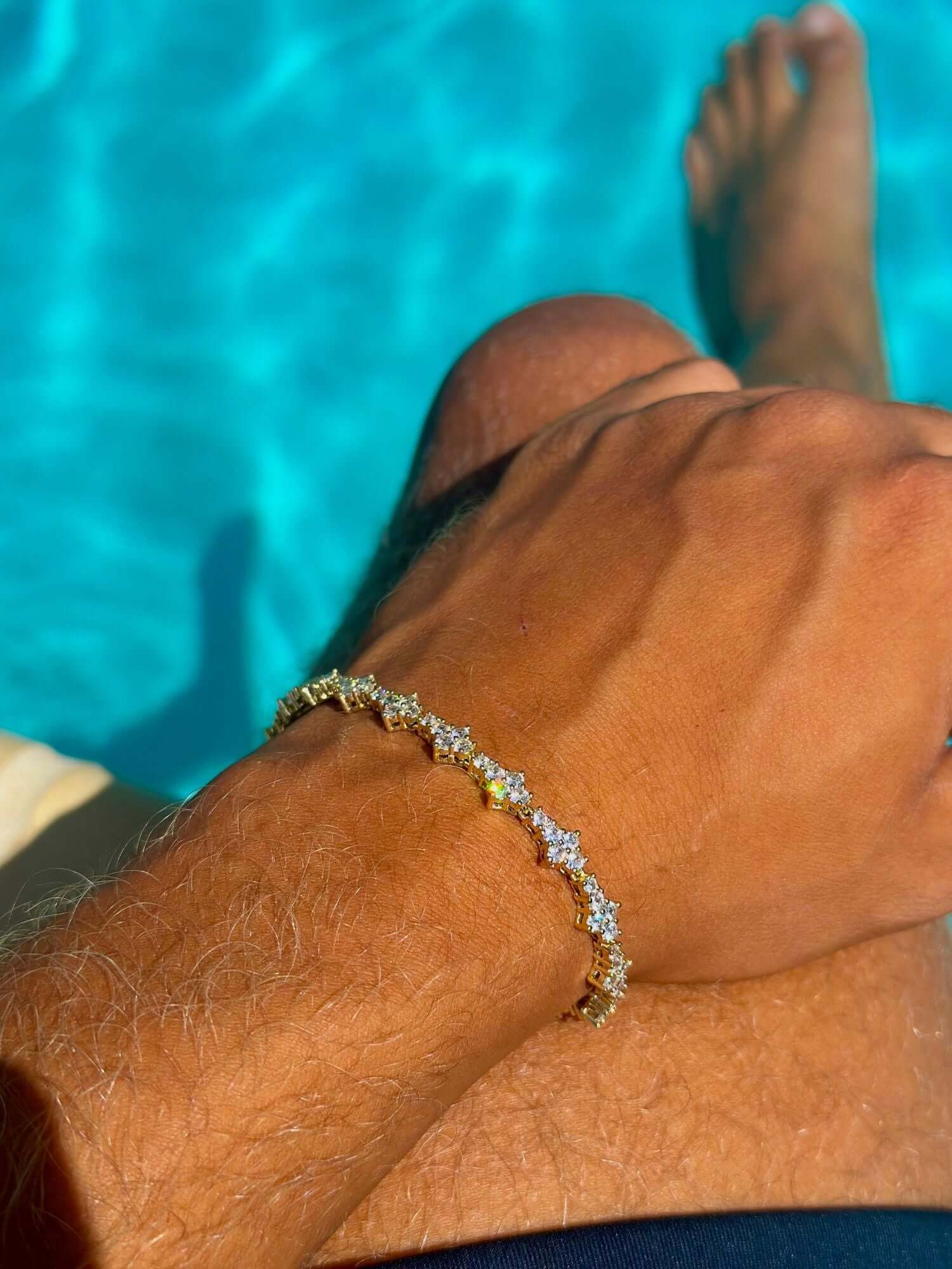 alt
Pulsera Honeycomb dorada iced out (7 mm) para la muñeca, pulsera iced out color oro con piedras VVS CZ para la piscina