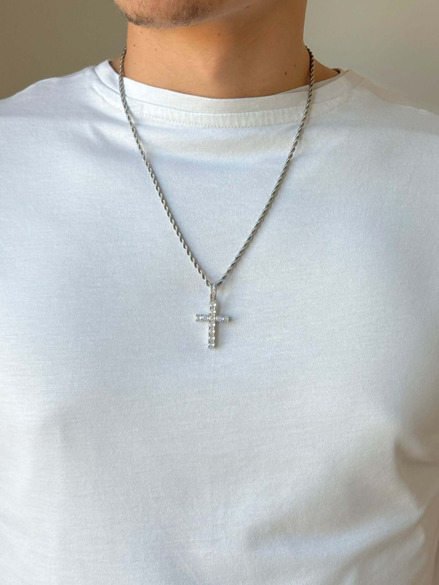 Man met een Iced Out zilveren kruis hager