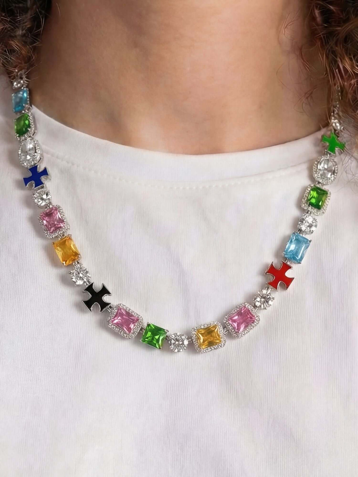 Kruis en edelstenen ketting ICED OUT witgoud met kleurrijke edelstenen en luxe uitstraling.