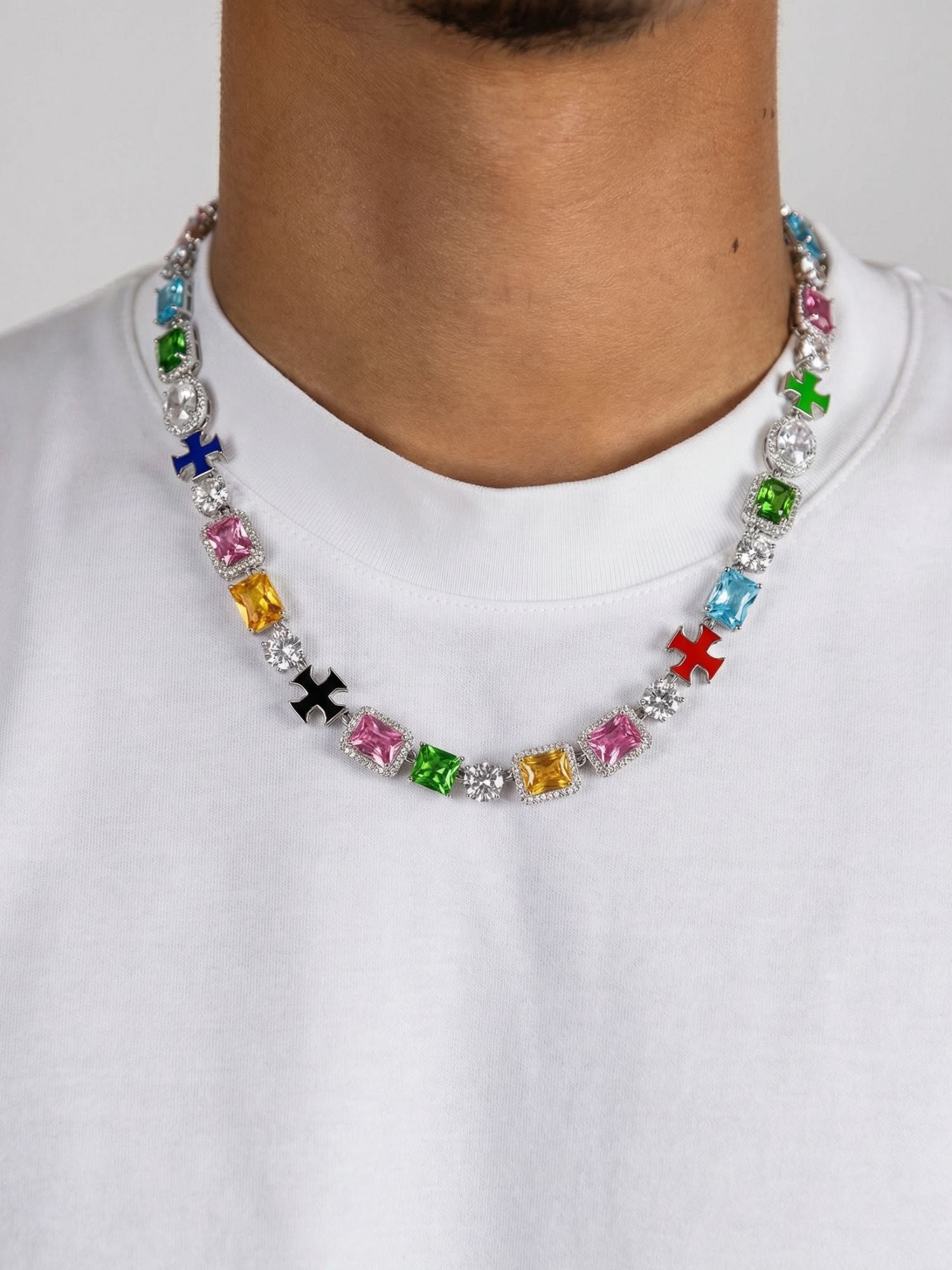 Kruis en edelstenen ketting ICED OUT witgoud met kleurrijke edelstenen voor een luxueuze uitstraling.