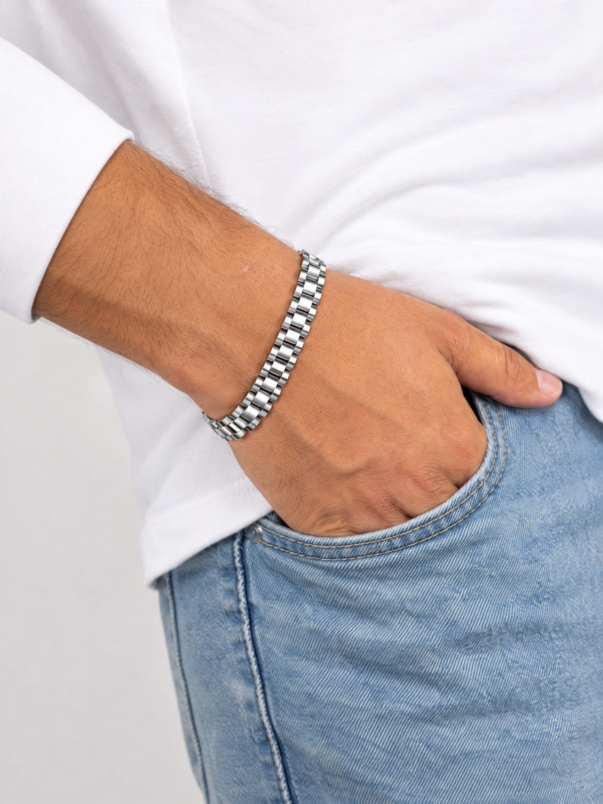 Uomo con maglia bianca a maniche lunghe e jeans indossa il bracciale jubilee argentato da 10 mm