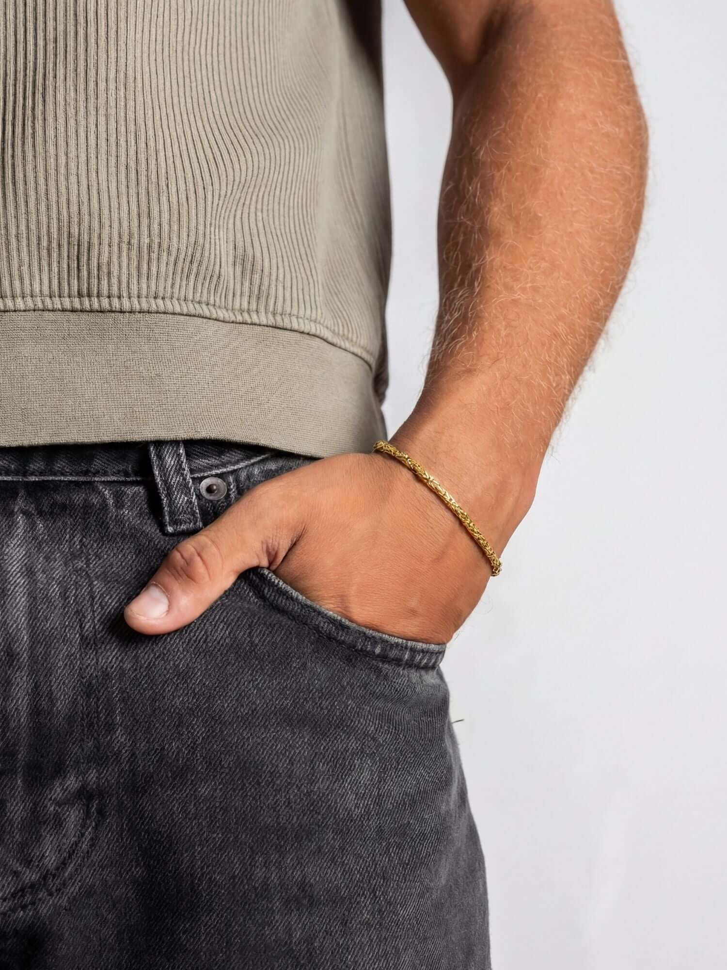Konings Armband 18k Goud Verguld (2.5mm) gedragen om de pols, 18k goud vergulde koningsschakel armband 2.5mm