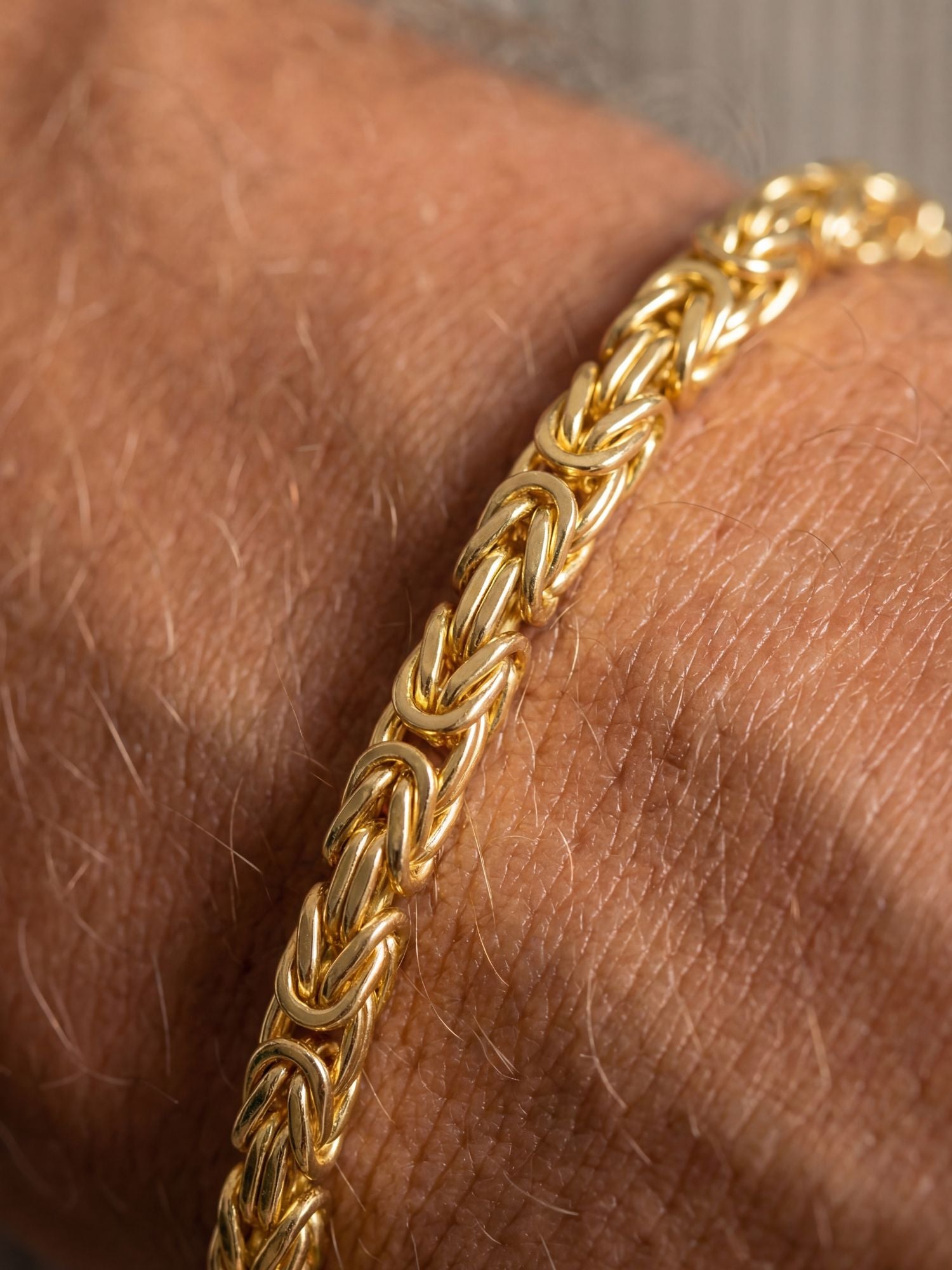 Konings Armband 18k Goud Verguld (2.5mm) close-up om pols, 925 sterling zilver met 18K goud vergulde koningsschakel
