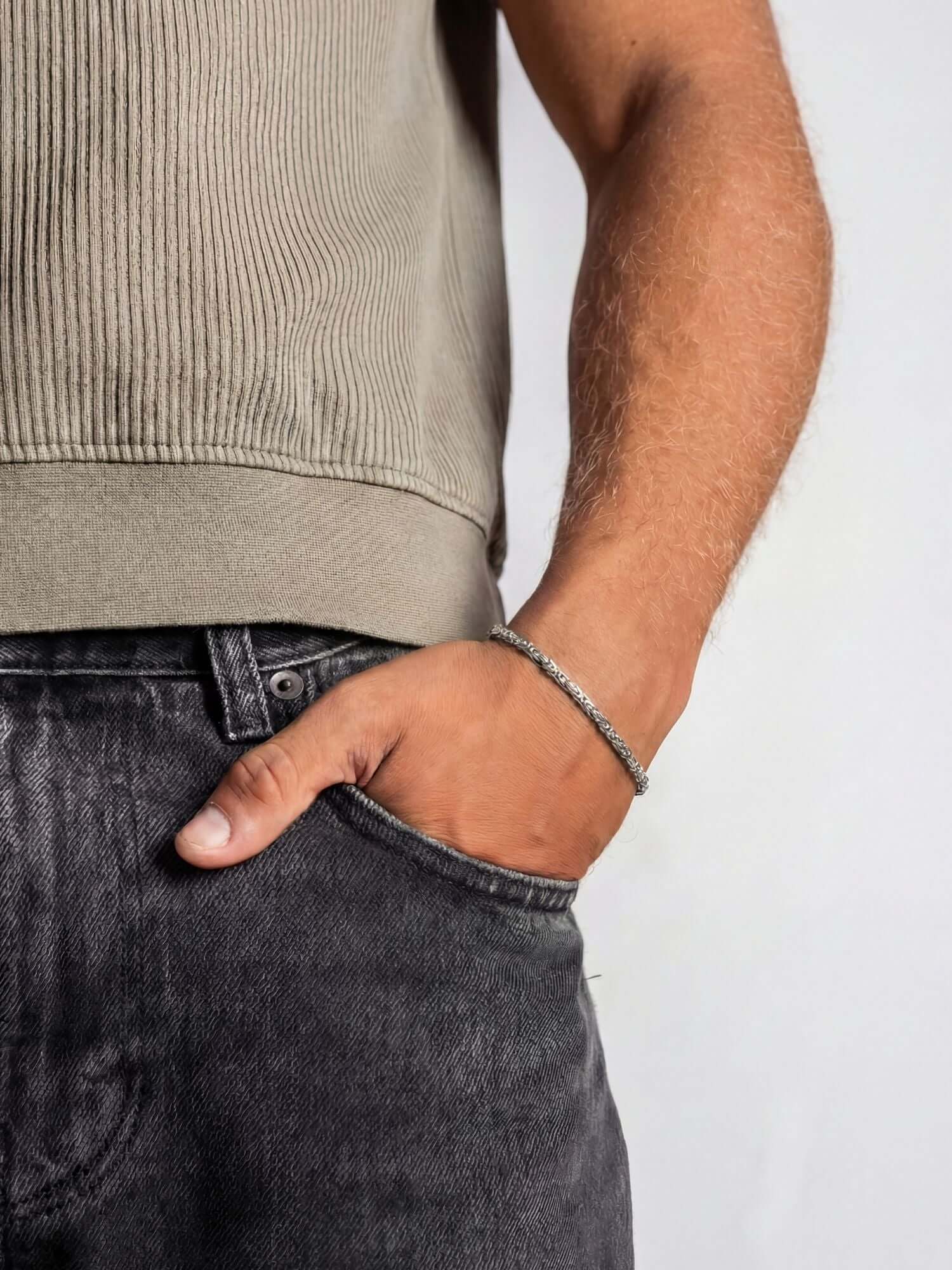 konings armband 925 sterling zilver 2.5mm gedragen door man met groen shirt en hand in zak