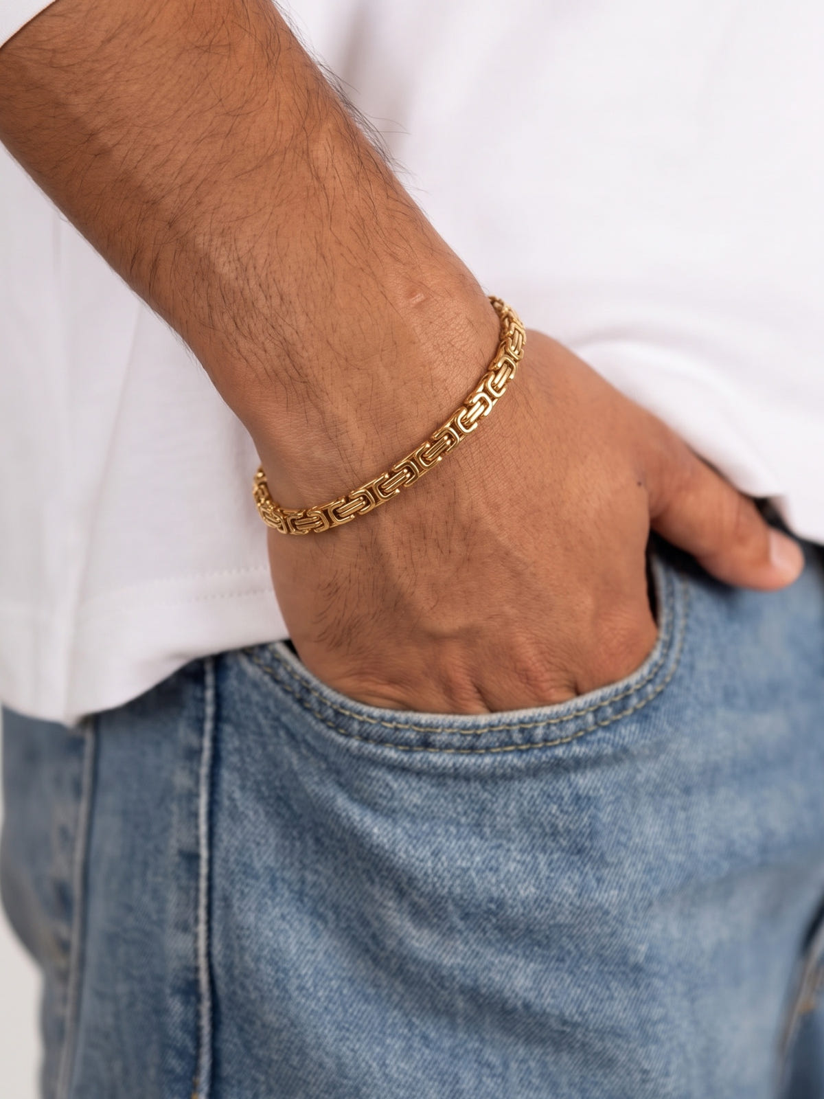 King's Link Bracelet Gold Stainless Steel 4mm, worn with a white T-shirt and jeans, hand in the pocket