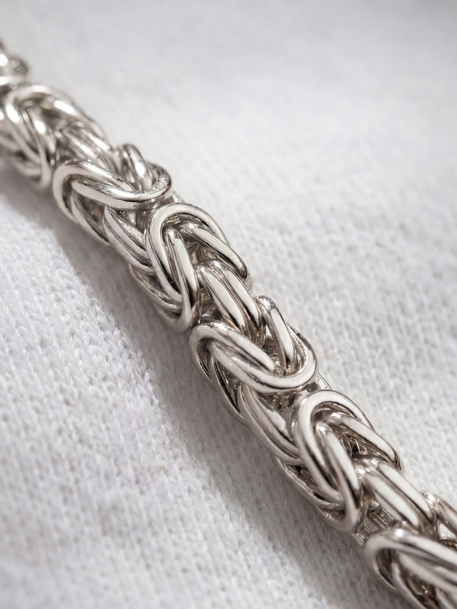 Primo piano di collana a maglia re in Argento sterling 925