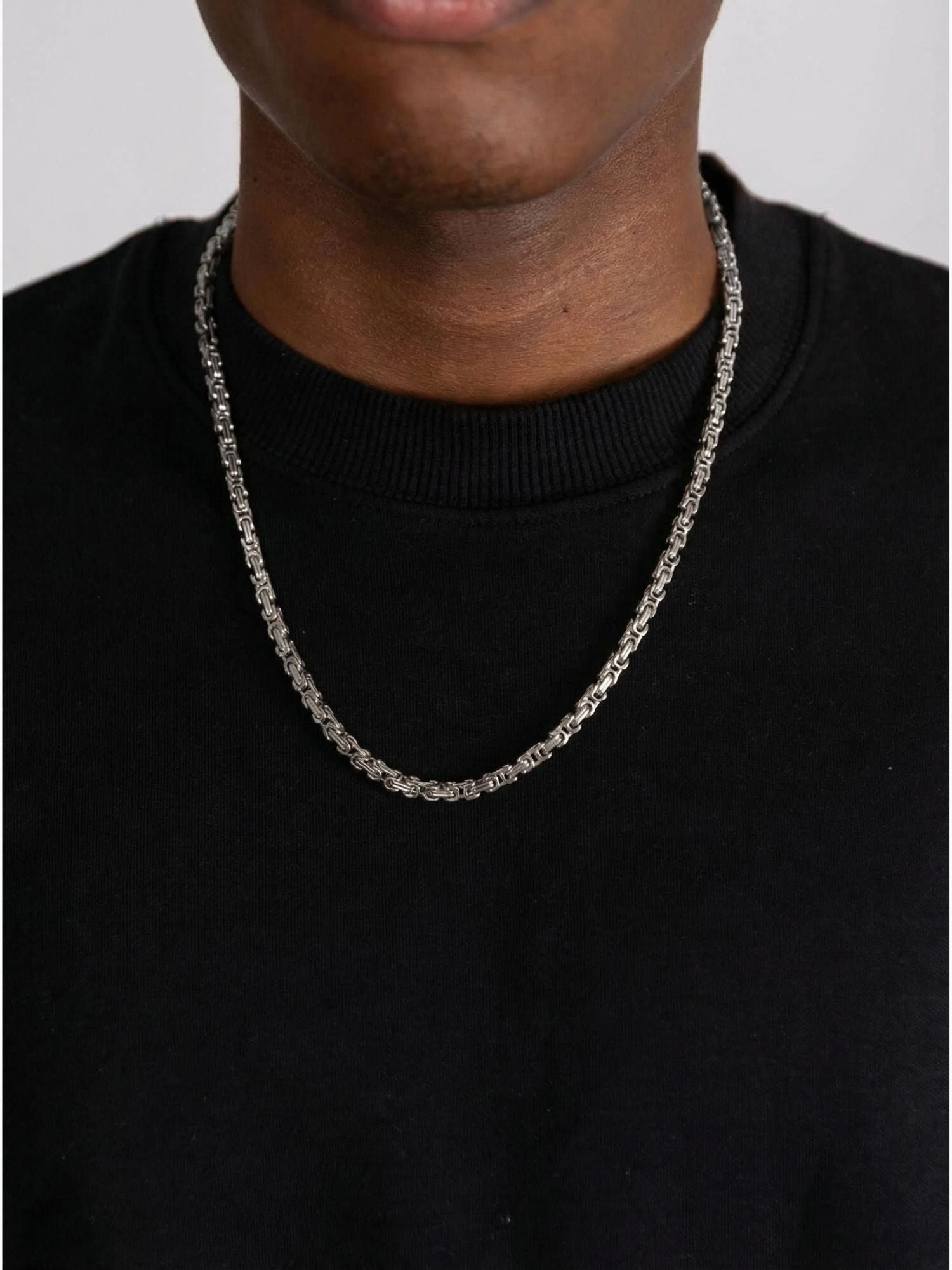 Zilveren Konings Schakel Ketting 5MM gedragen door een persoon, met krachtige en verfijnde uitstraling.