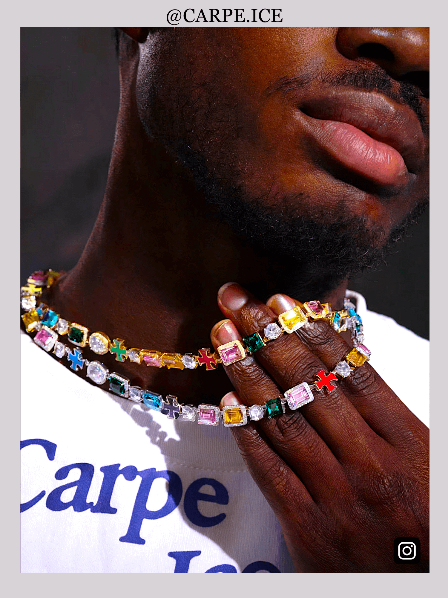 Kruis en edelstenen ketting ICED OUT Witgoud met kleurrijke edelstenen en elegant design, gedragen door model.