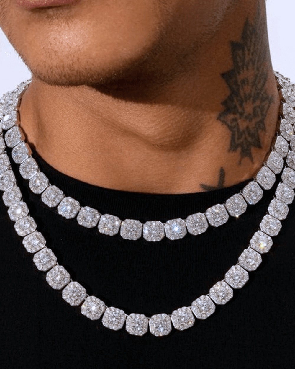 Man met een tennis zilveren clustered chain