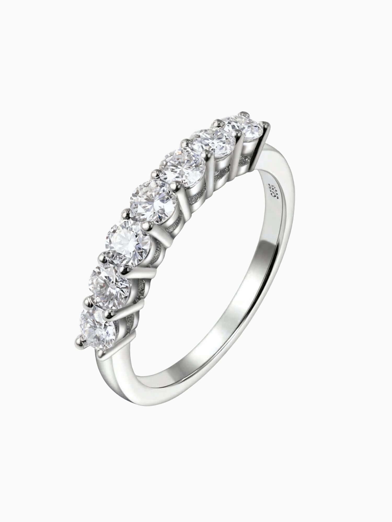 Moissanite tennis ring of 925 sterling silver and sparkling diamonds, with a luxurious, timeless look.