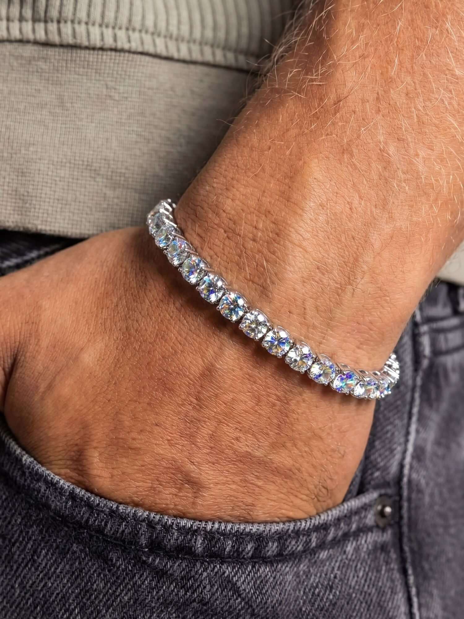 Moissanite Tennis Armband (5mm) 925 Zilver op een pols, met luxueuze uitstraling en schitterende moissaniet stenen.