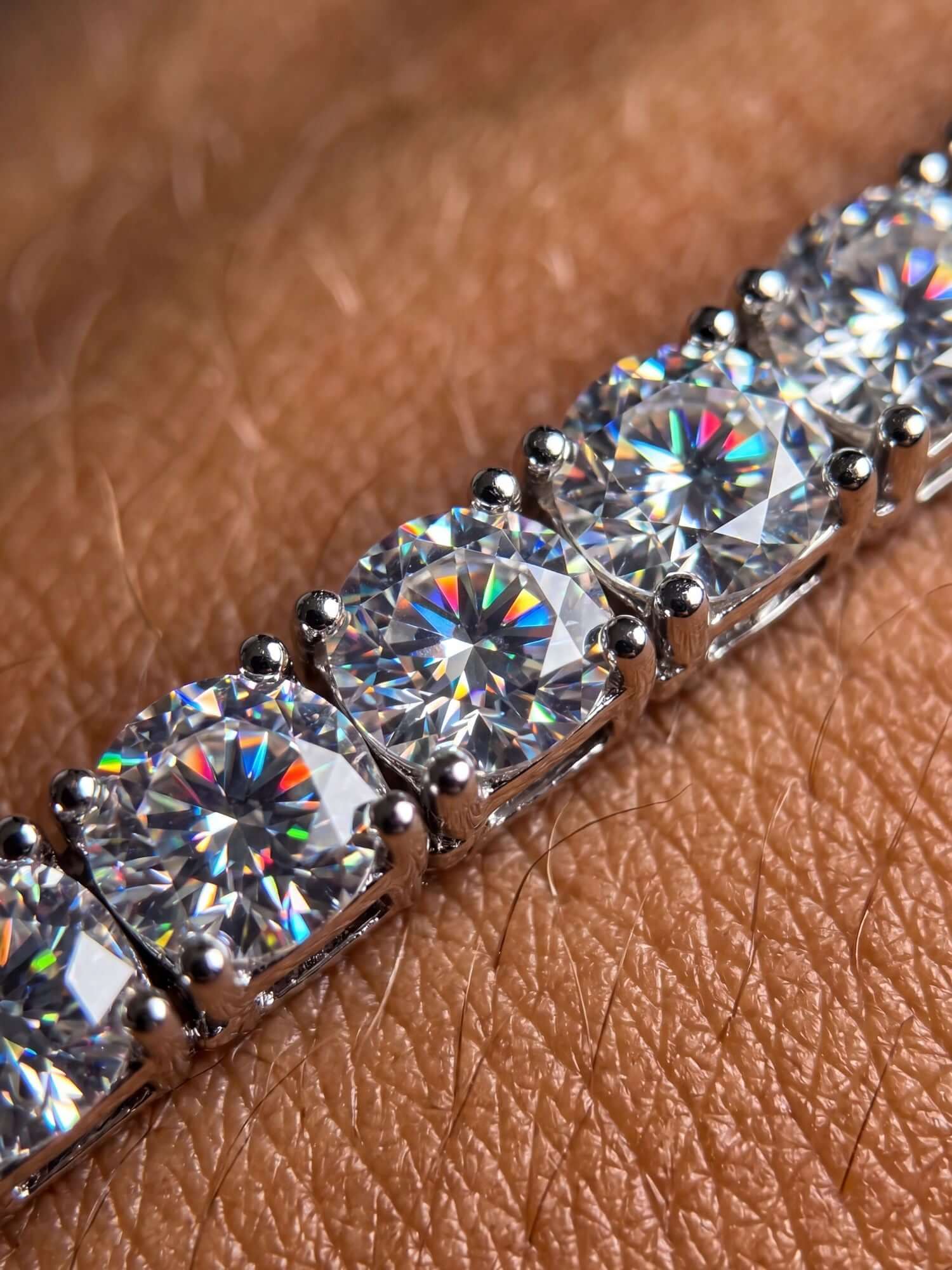 Moissanite Tennis Armband (5mm) 925 Zilver met sprankelende moissanietstenen over een huid.