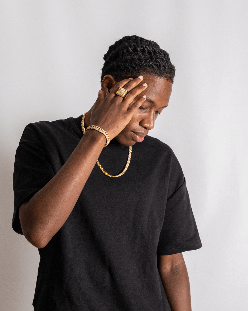 Ice Blox Ring goud worn by a person with gold jewelry, showcasing a stylish look.