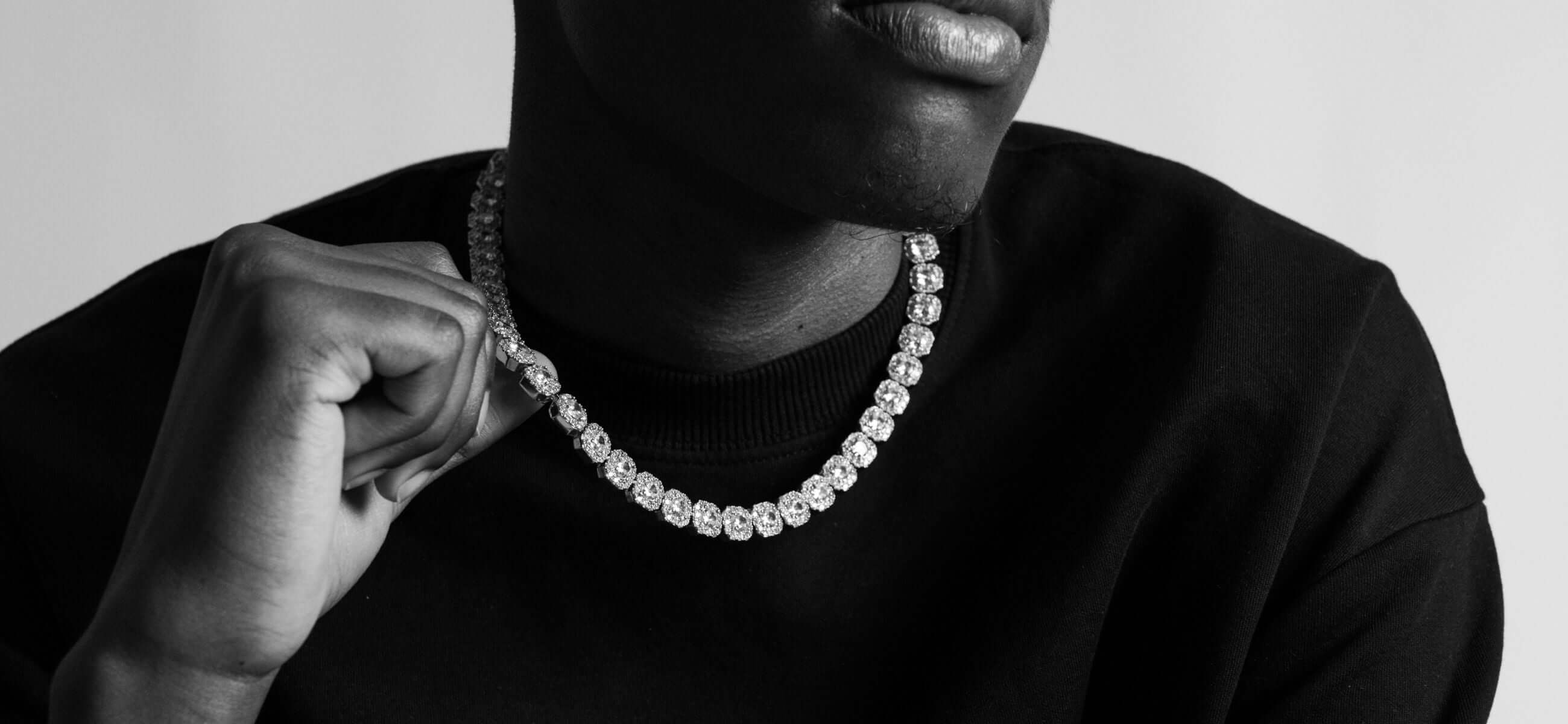 Close-up van man die diamantketting vasthoudt, luxe sieraden in zwart-wit