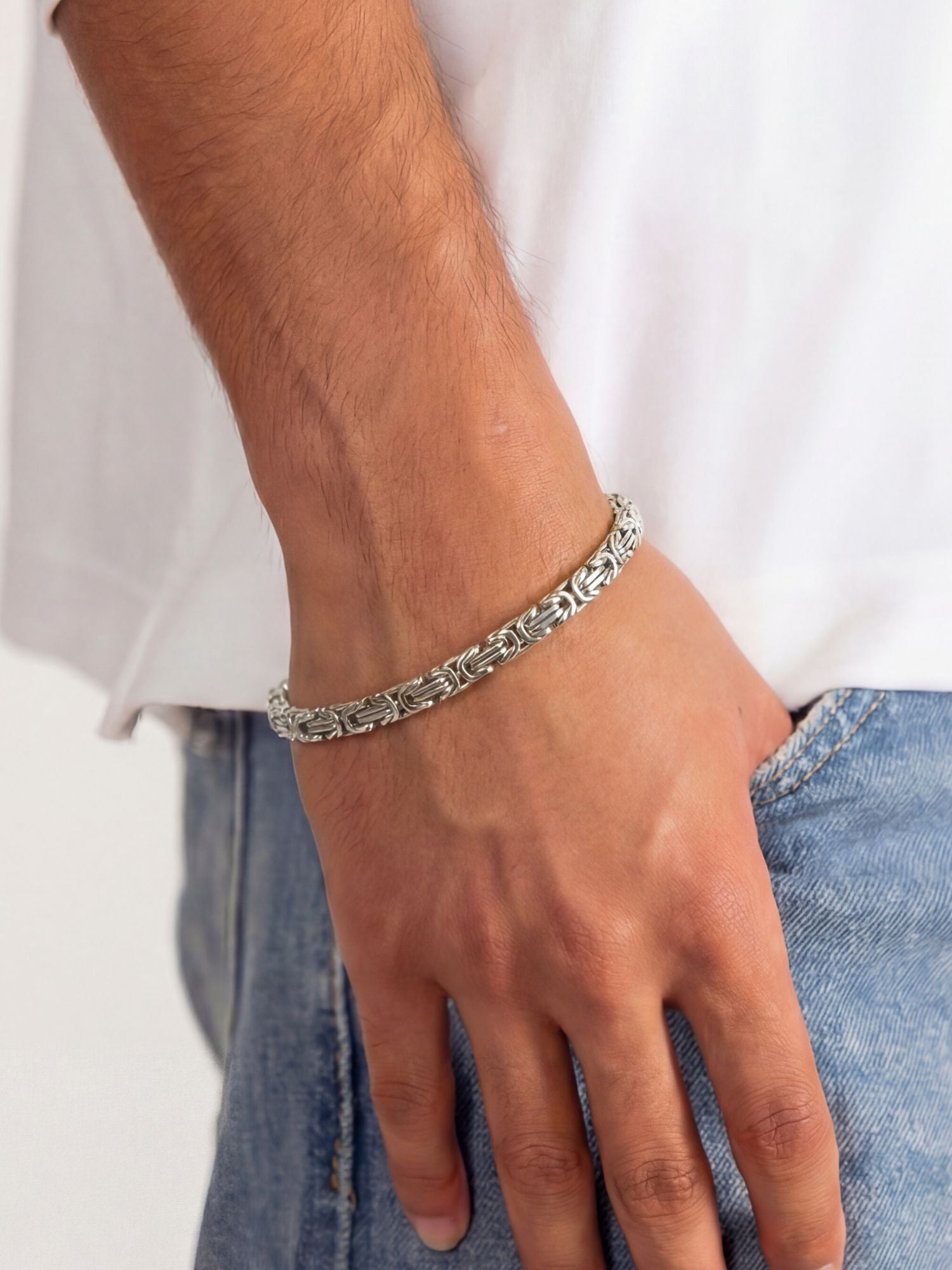 Konings schakel armband zilver 5MM van Carpe Ice, model met wit shirt close up.