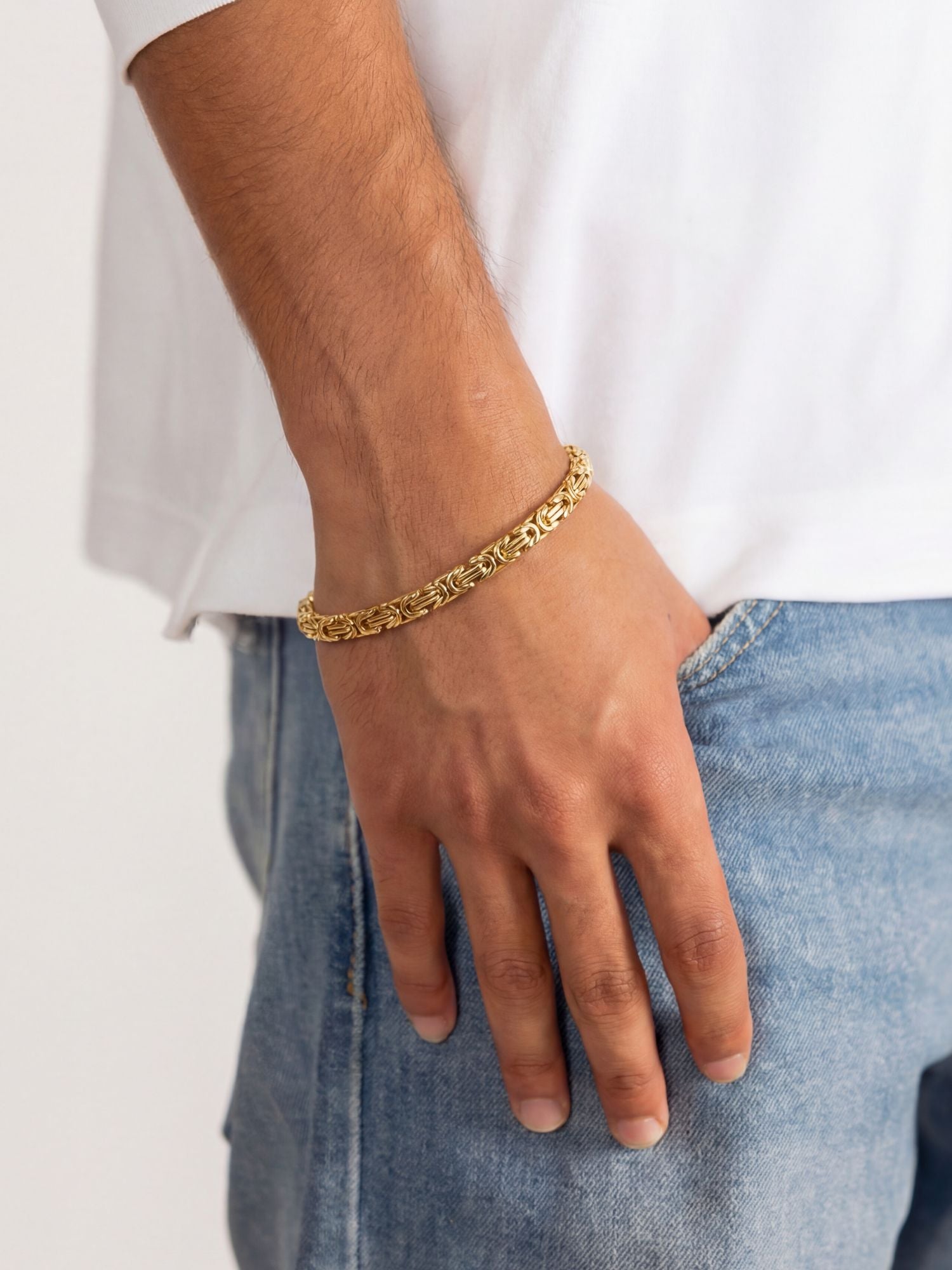 Konings Armband 5MM op model met wit shirt