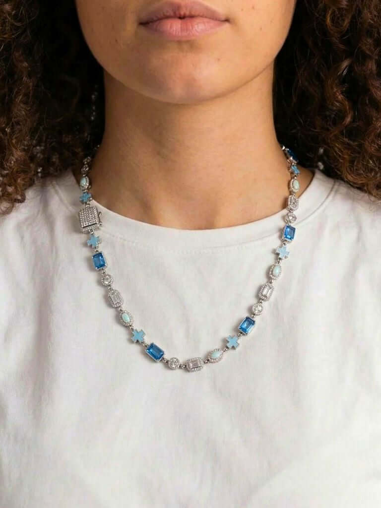 Kors- och blå ädelstenshalsband i ICE-vitt guld