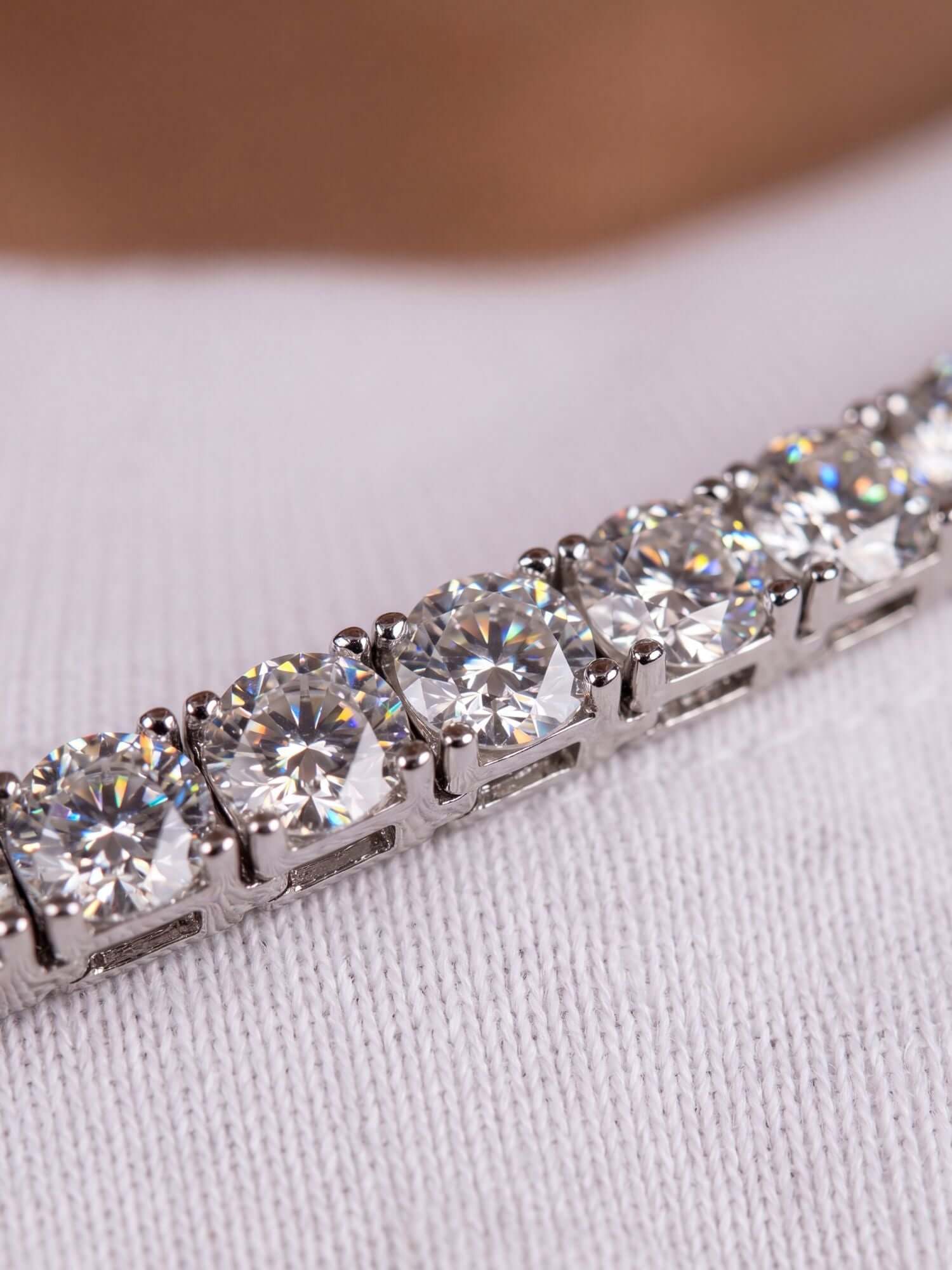 Detailweergave van de Moissanite Tennis Ketting (5mm) 925 Zilver met sprankelende VVS D-kleur moissanite stenen.