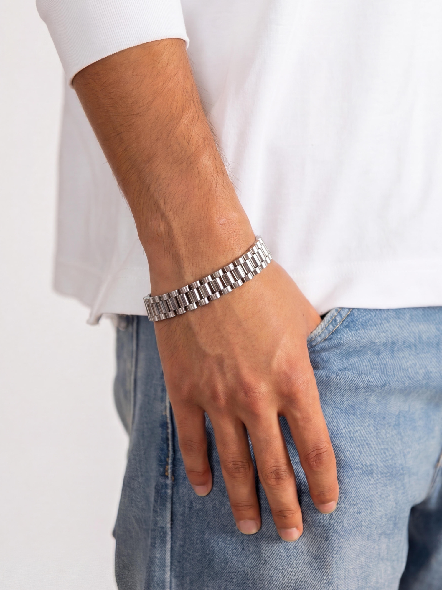 Rolex Armband Zilver om de pols Model Foto Wit Shirt