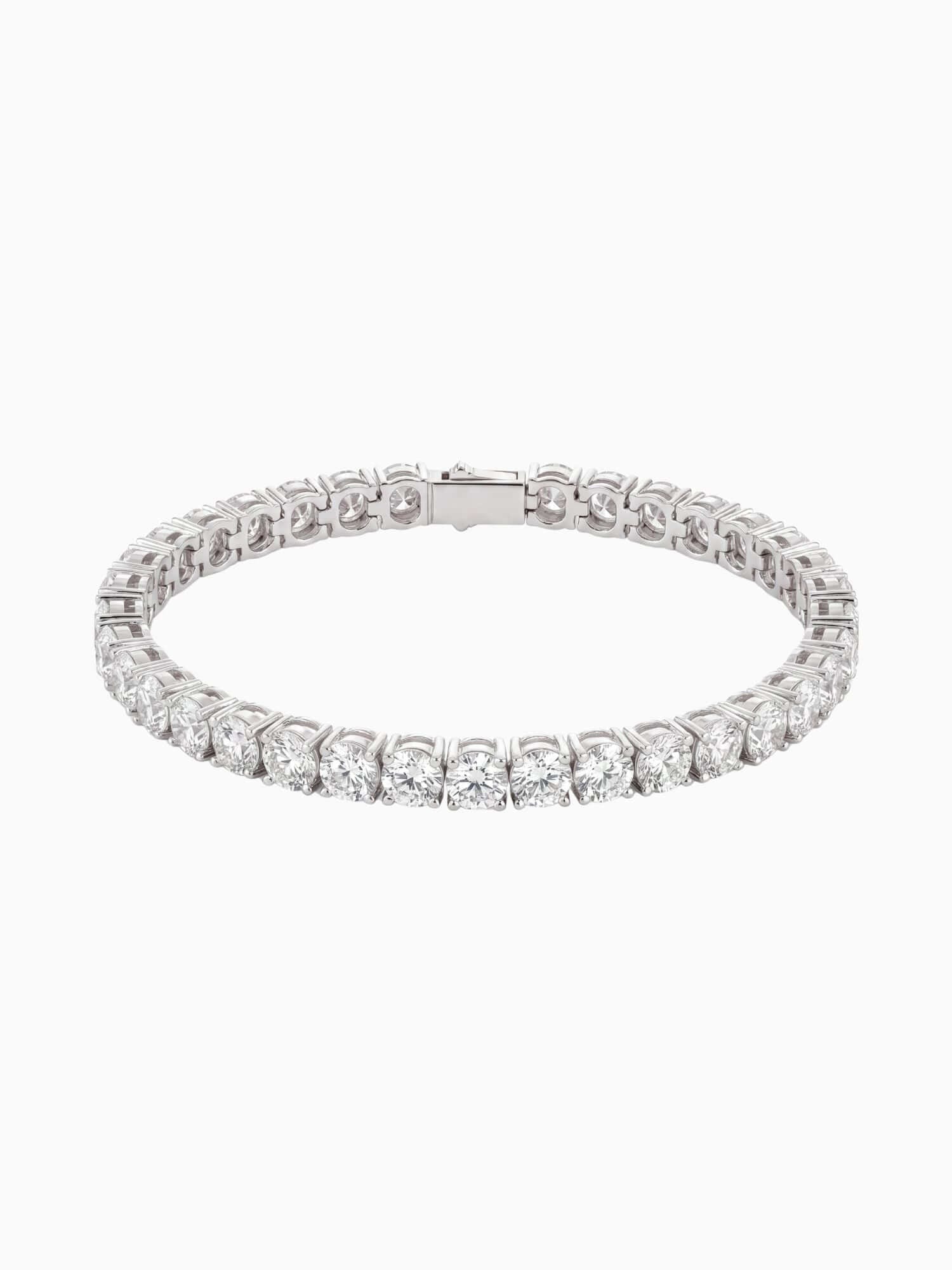 Zilverkleurige tennis armband met een rij VVS CZ stenen en een box clasp sluiting.