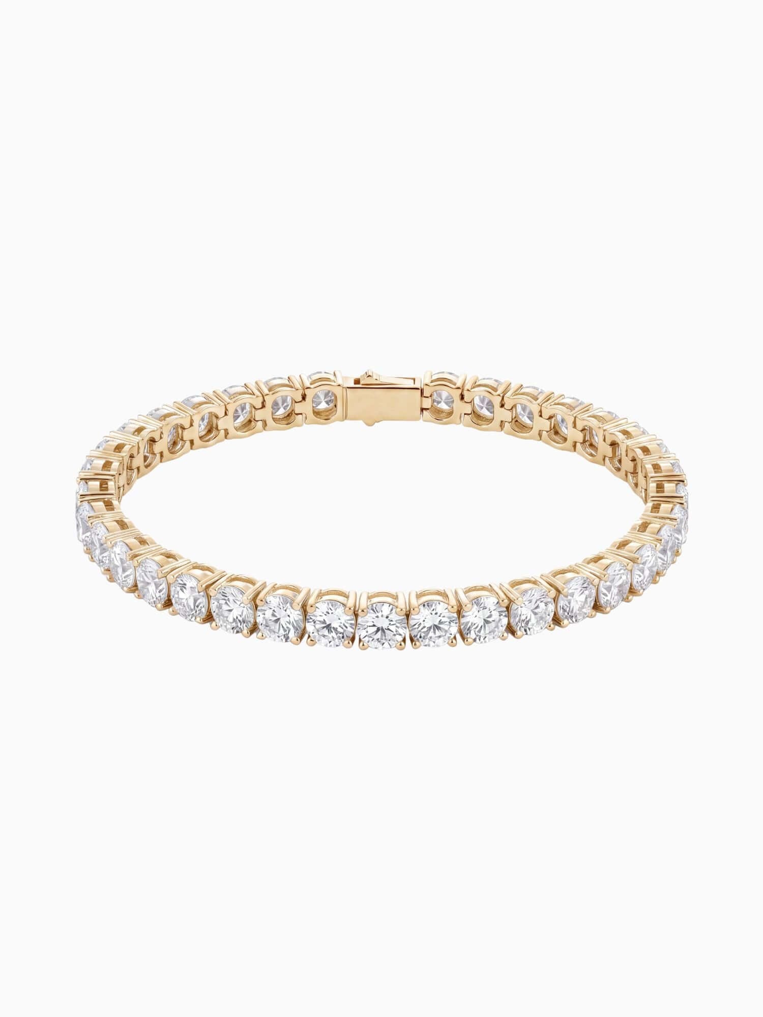 Goudkleurige tennis armband met een rij VVS CZ stenen en een box clasp sluiting.