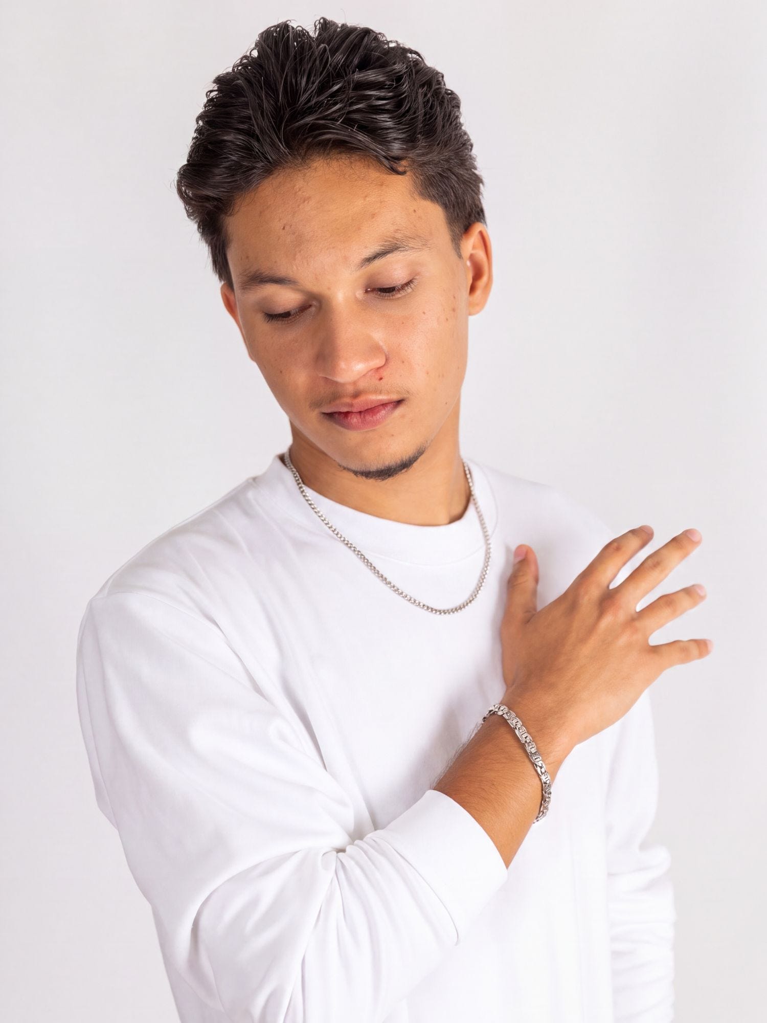 Cuban Ketting 925 Sterling Zilver 2MM gedragen door een man in een wit T-shirt, de man heeft ook een armband om.
