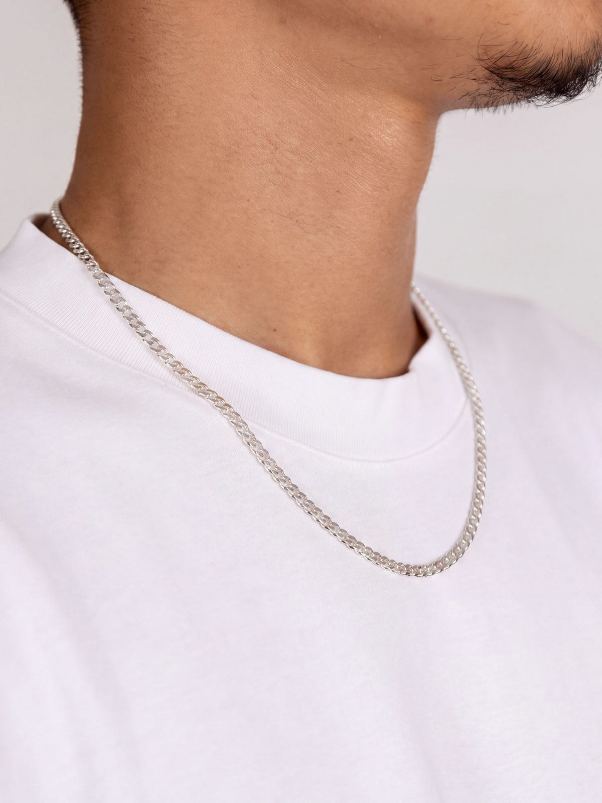 Cuban Ketting 925 Sterling Zilver 4MM gedragen door man in witte t-shirt, met luxe en krachtige uitstraling.