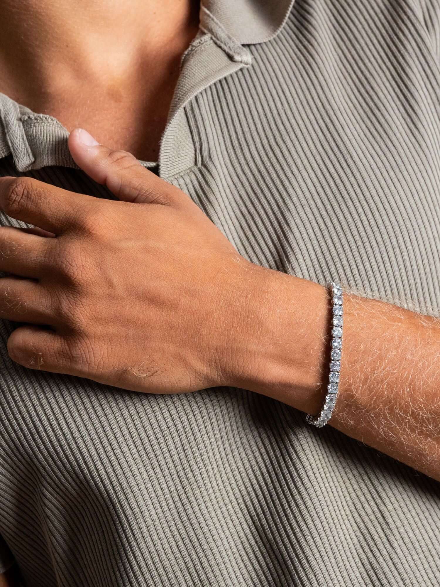 Zilveren Tennis Armband 3MM en 5MM gedragen door man op hand met luxe uitstraling.