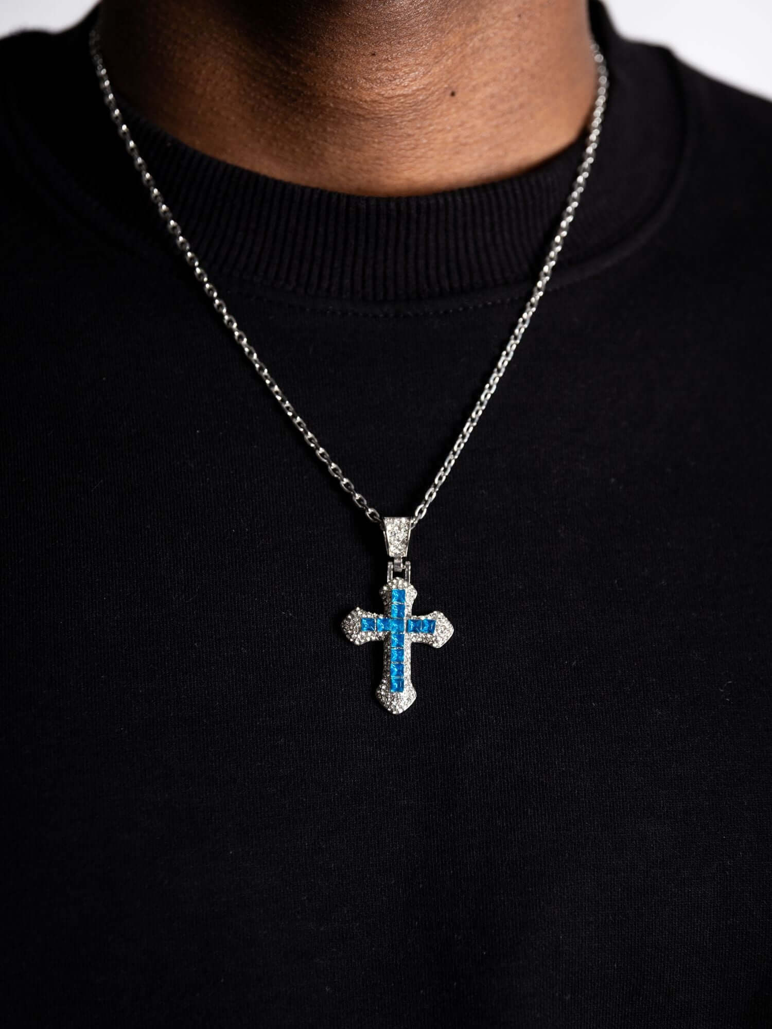 Blauwe kruis hanger zilver met sprankelende afwerking in stijlvol design op ketting.