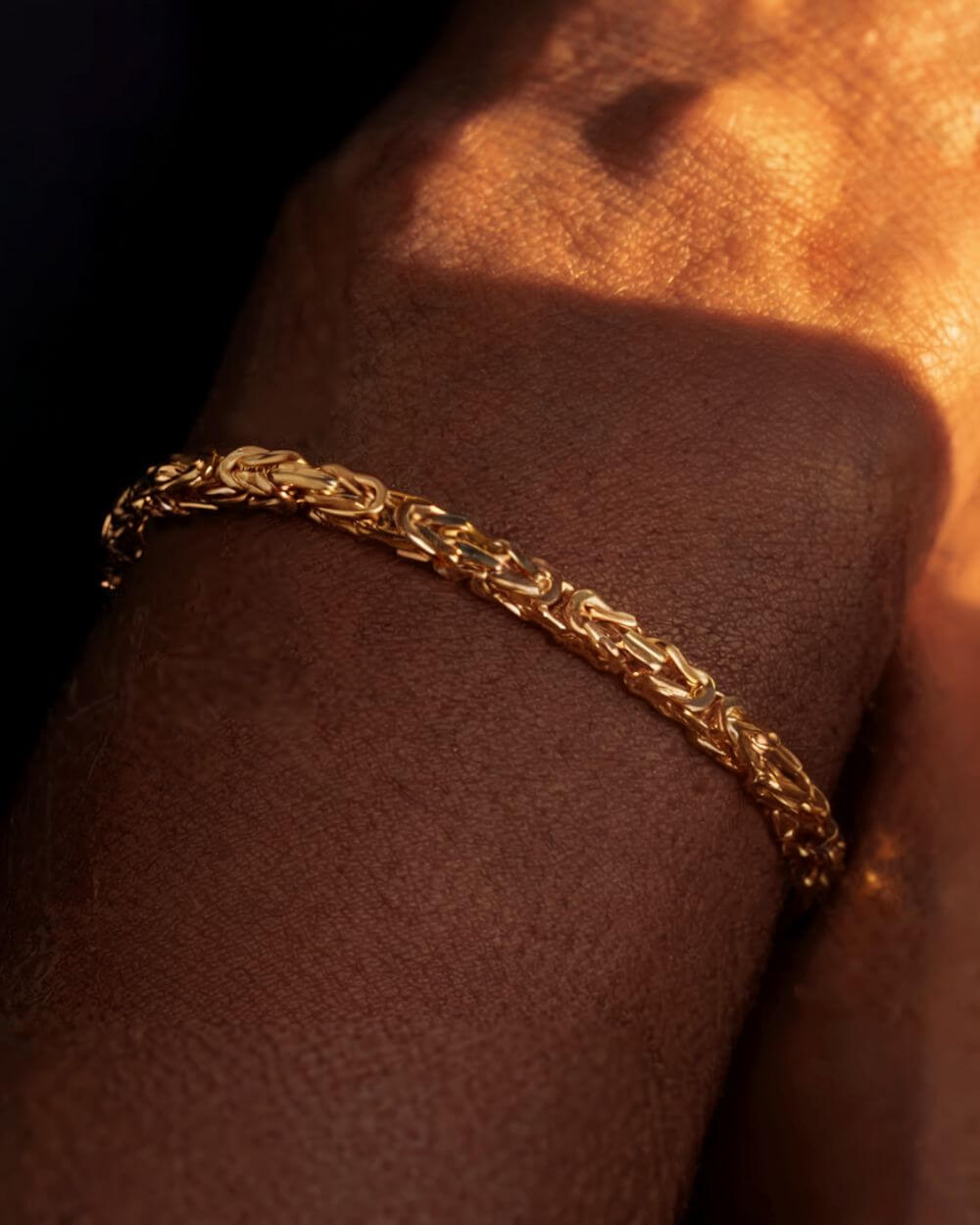 koningsarmband goud van de collectie waar ook de ketting tussen staat van de koningscollectie