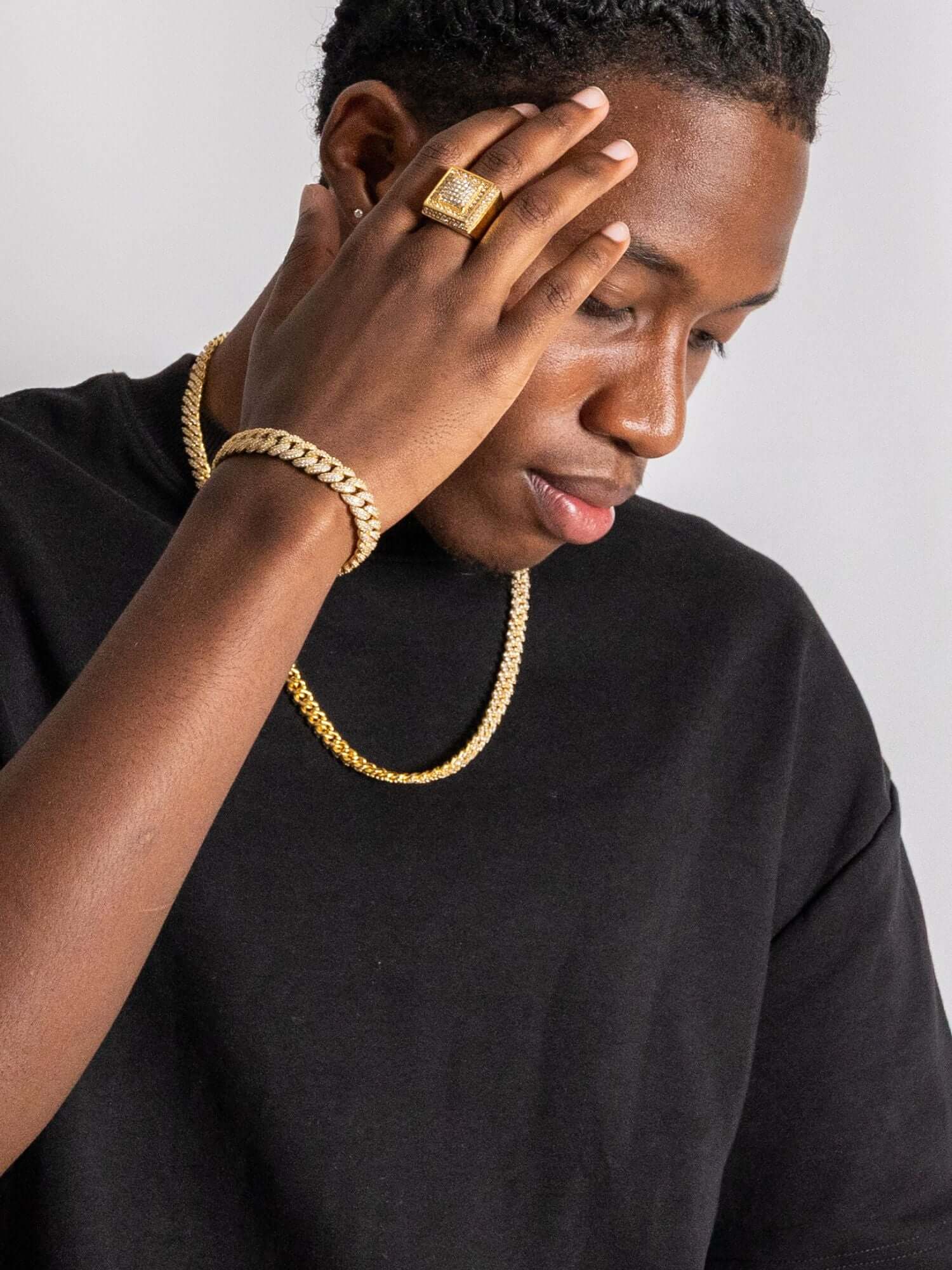 Man wearing Cuban link ketting goud iced out with stylish jewelry accessories.