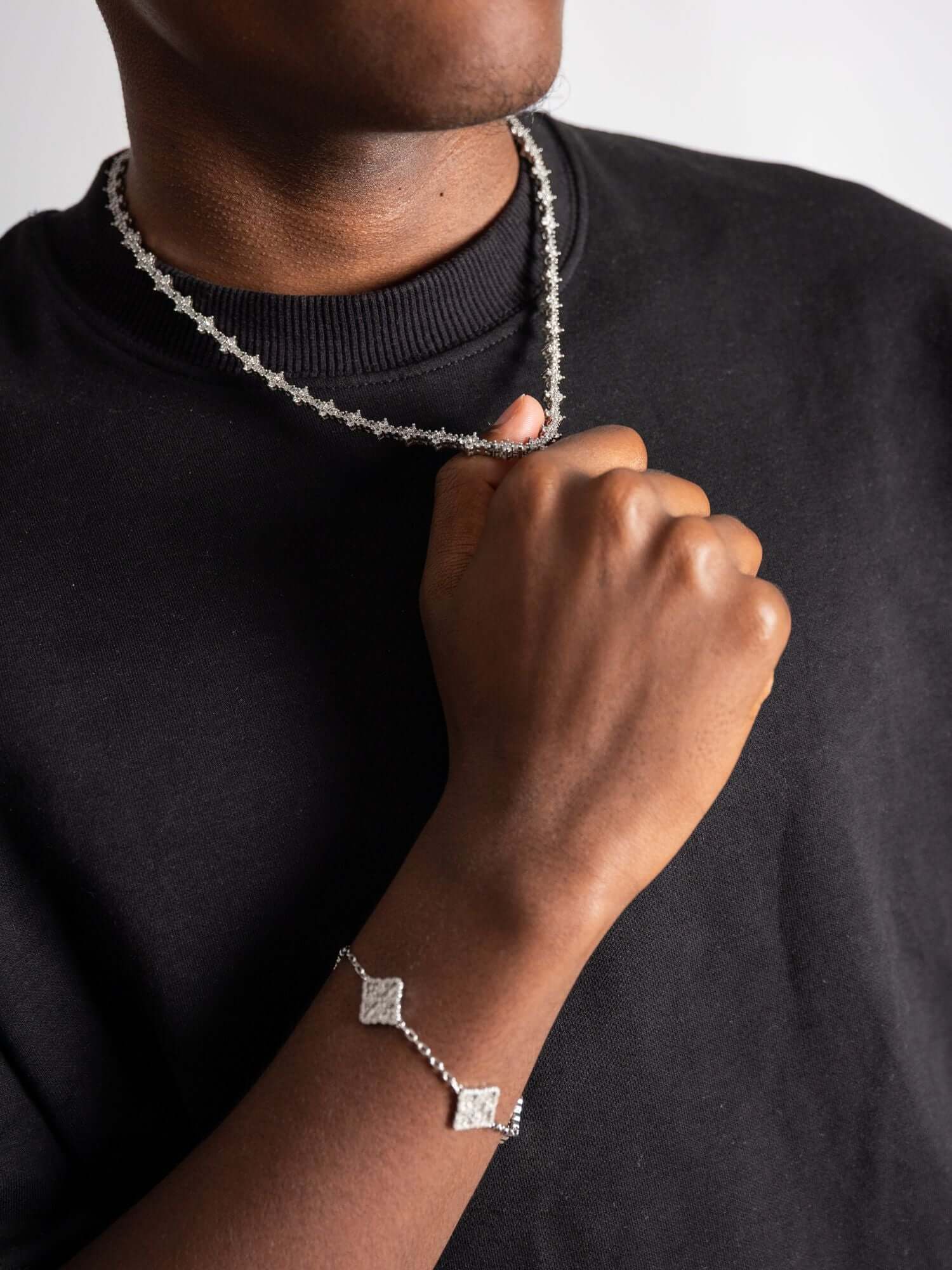 HONEYCOMB ketting 7MM ICED OUT Wit goud gedragen door een man met een armband.