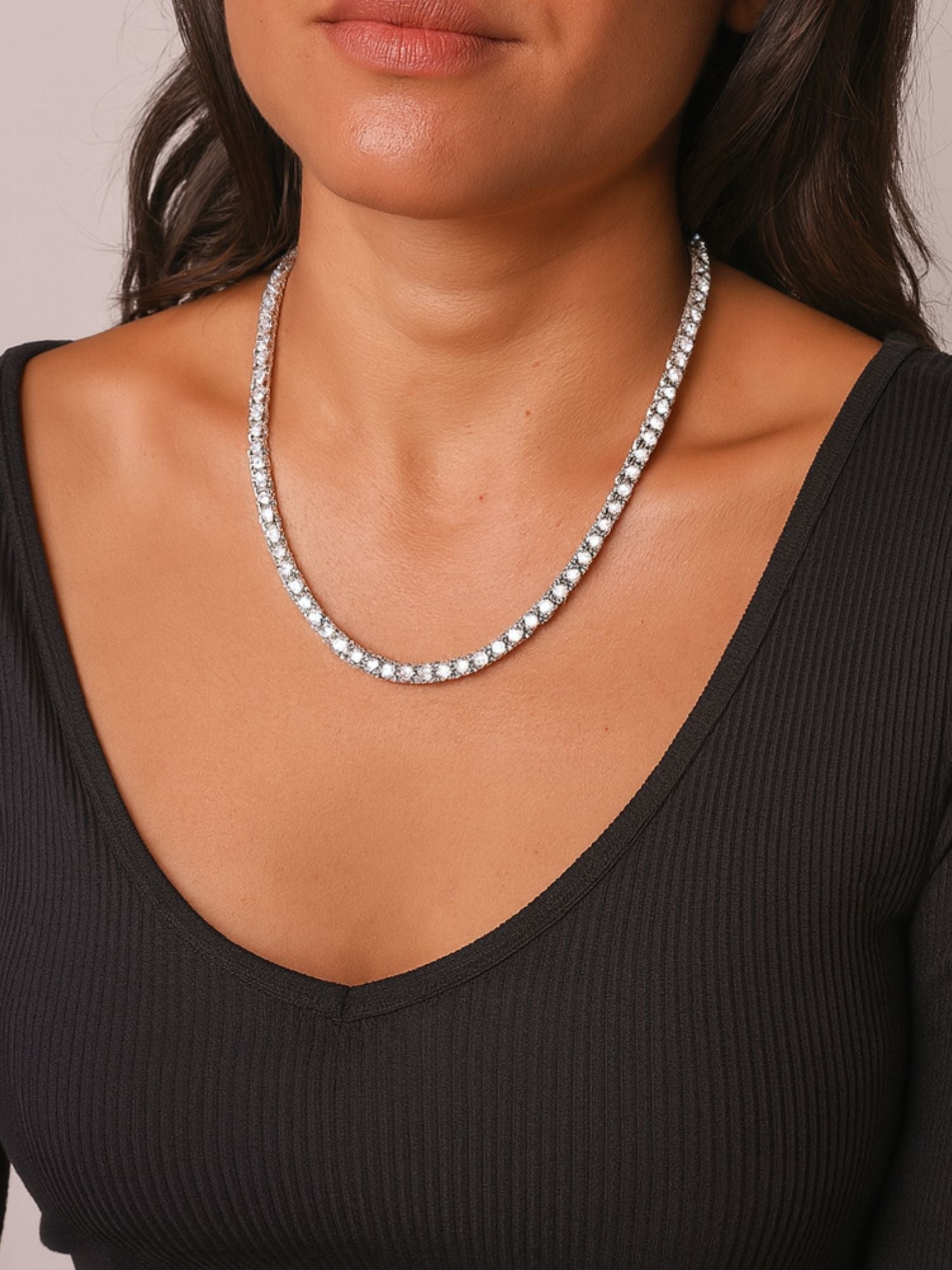 Zilveren tennis ketting 3MM en 5MM gedragen door een vrouw, met een elegante en luxe uitstraling.