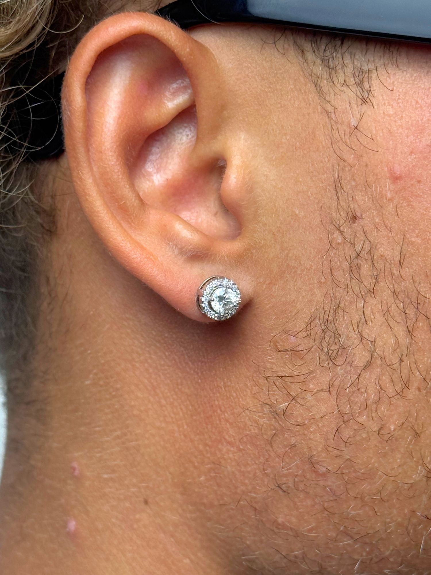 Cirkel diamanten oorbellen Moissanite zichtbaar in het oor, stijlvolle 5MM witgouden studs met glans.