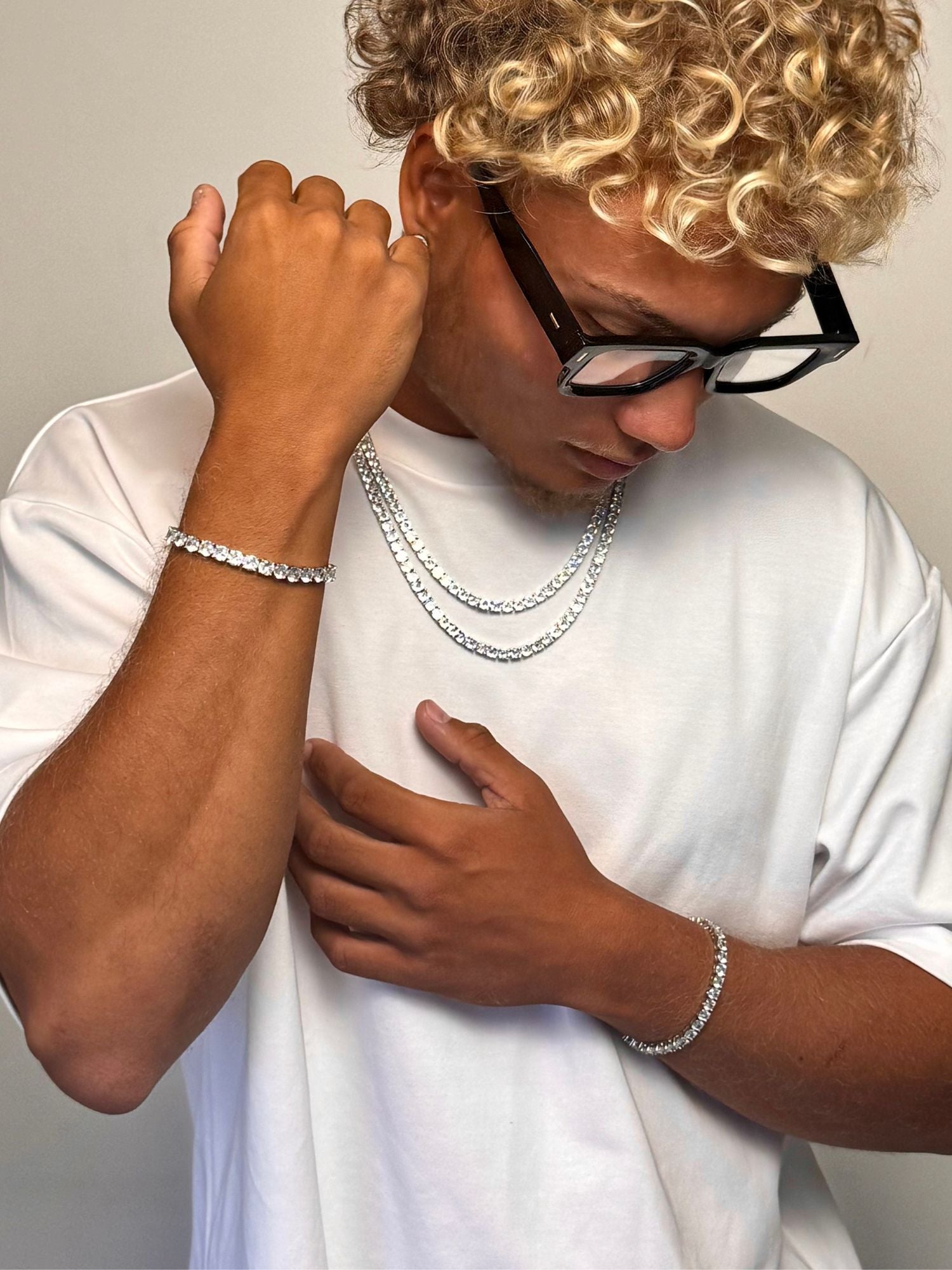 Zilveren tennis ketting van Carpe Ice op een model met een trendy uitstraling, perfect voor elke gelegenheid.