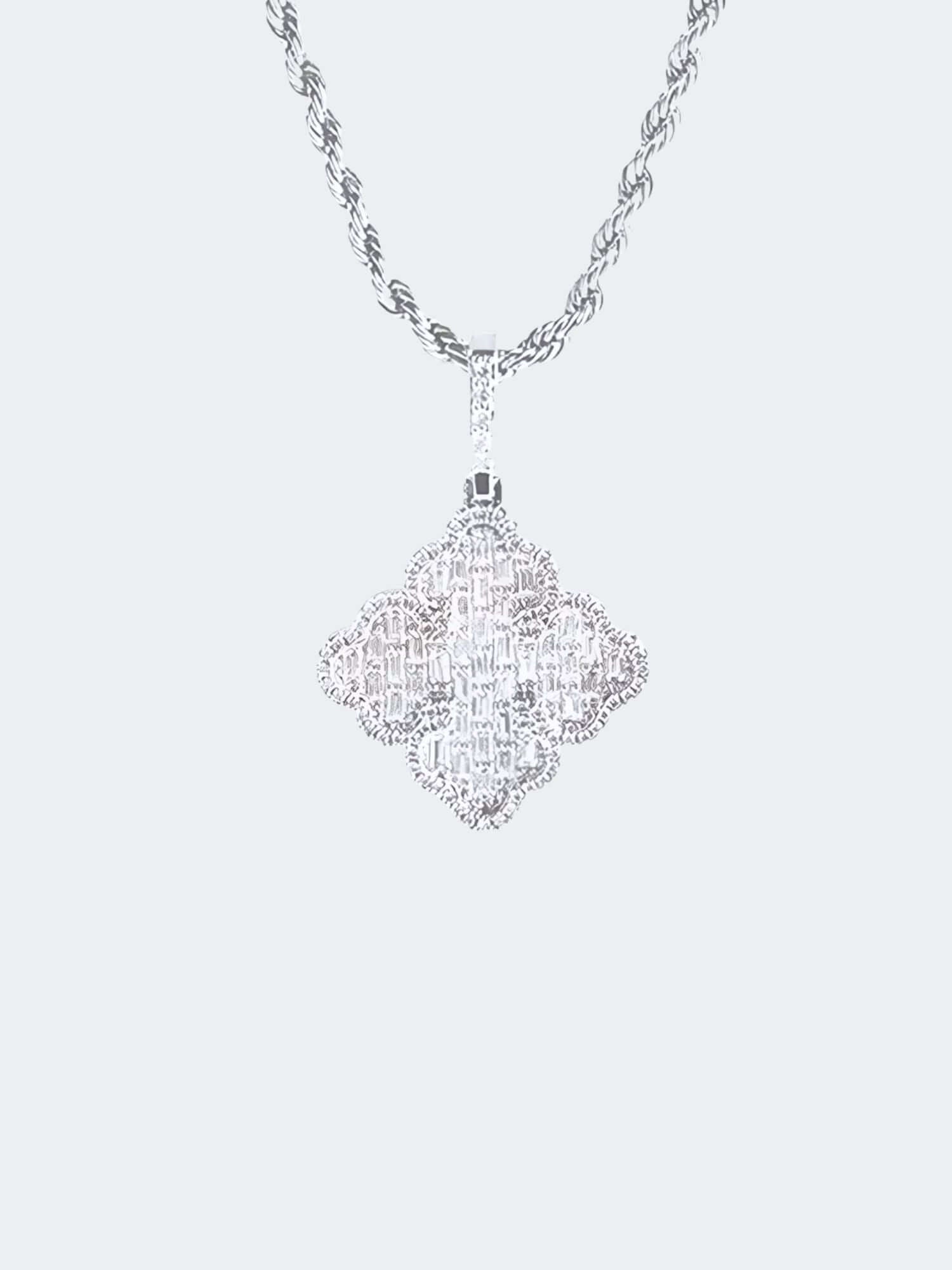 Clover hanger zilver with sparkling stones featured on a twisted silver chain, showcasing a unique clover design.