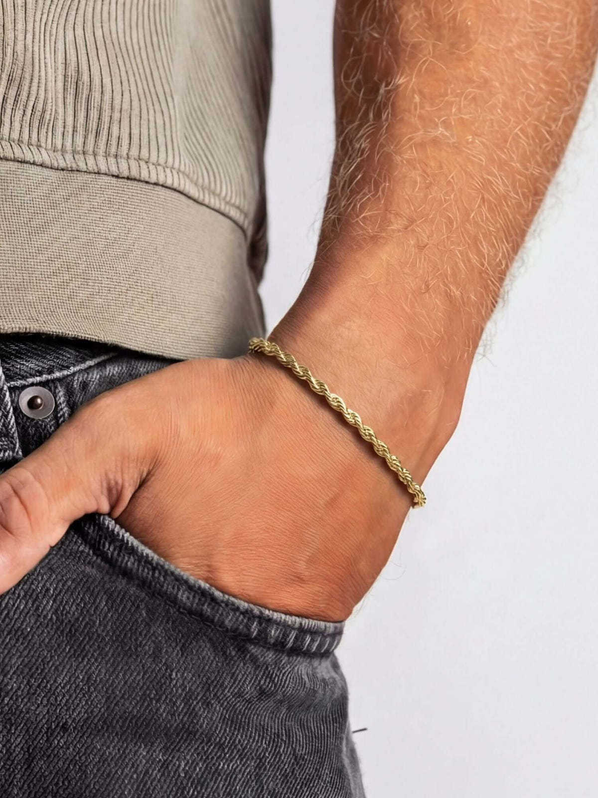 alt
Pulsera de cuerda dorada de acero inoxidable (3 mm), pulsera de eslabones de cuerda de 3 mm en acero inoxidable color dorado con cierre de langosta, llevada en la muñeca
