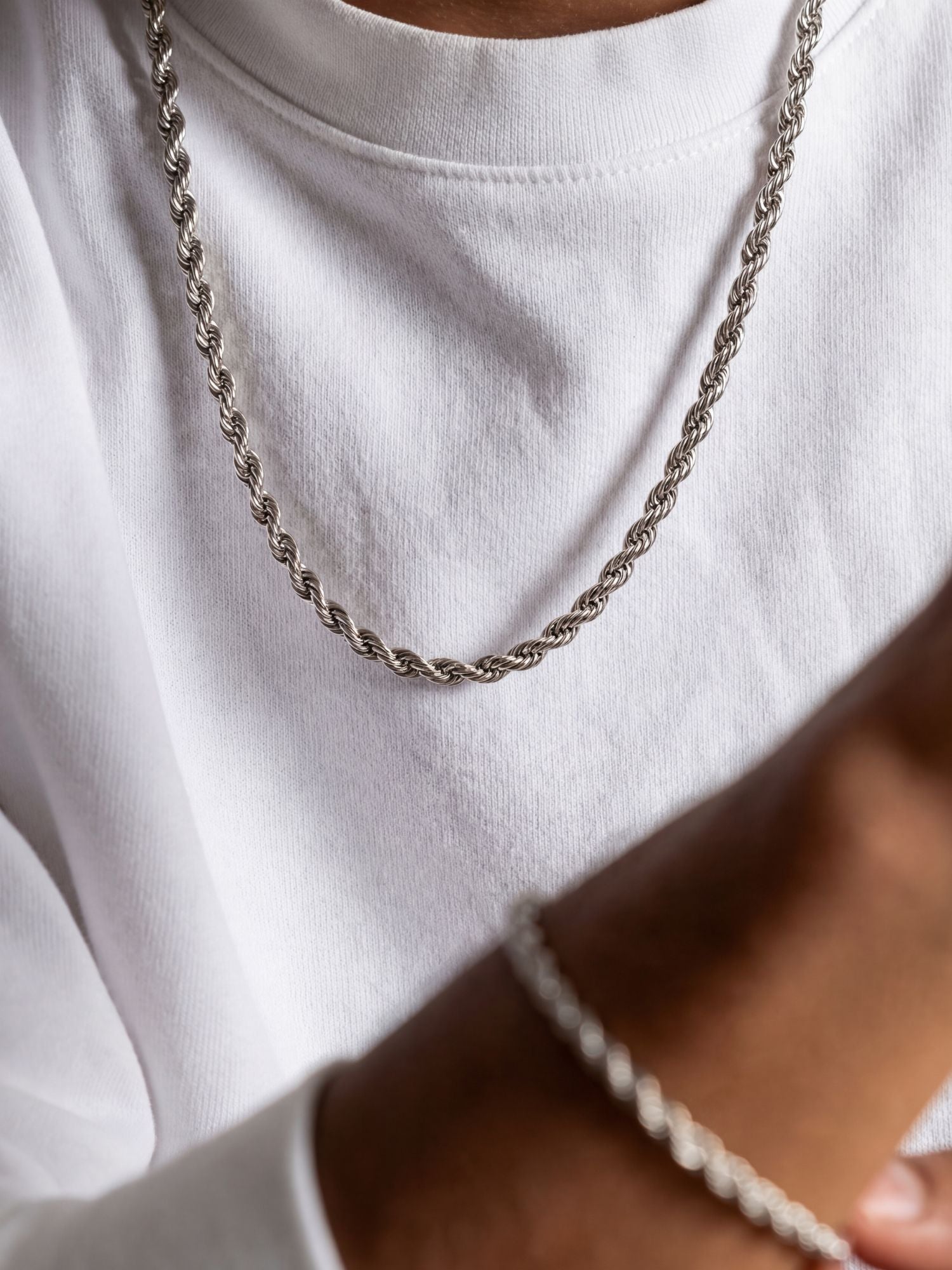 Rope Ketting Zilver RVS (2mm / 3mm) rope chain ketting van RVS in zilver, gedragen op witte sweater met subtiele glans