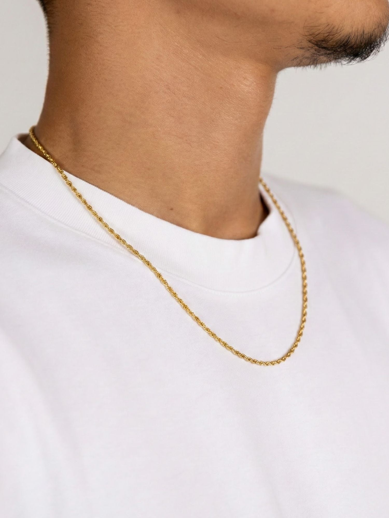 Rope Ketting 18K Goud Verguld (1.5mm) gedragen om de hals, 18K goud vergulde rope ketting