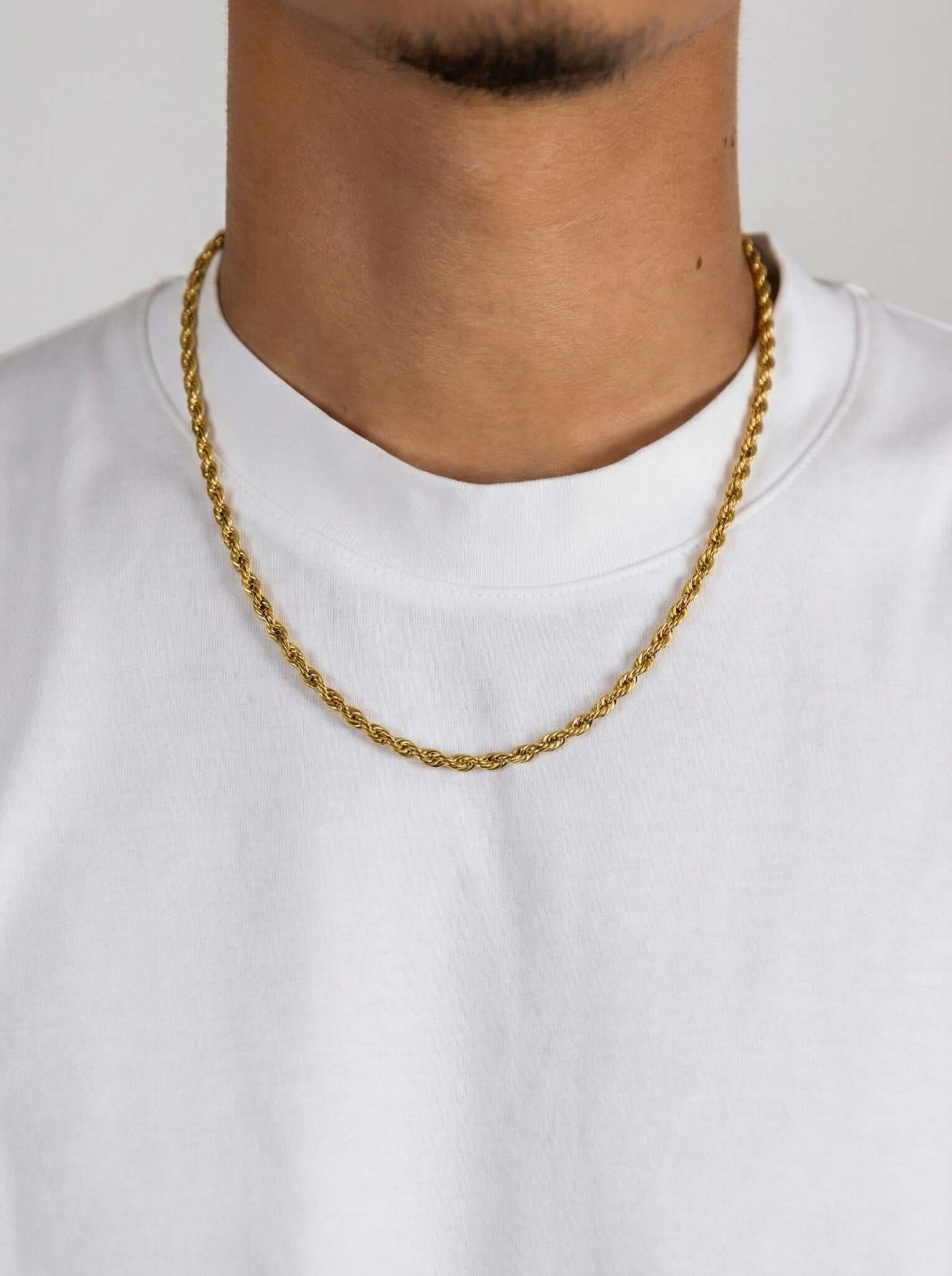 Collana rope placcata in oro 18K (3.8 mm), indossata al collo, con maglie rope ritorte e calda lucentezza dorata