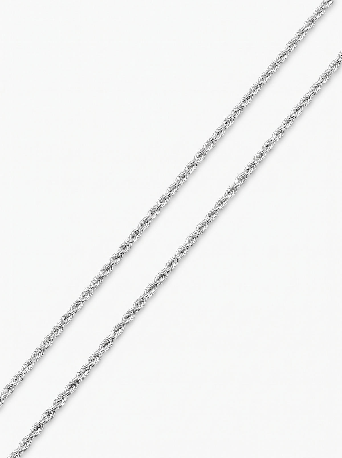 Close-up van de gedraaide schakels van de Rope Ketting 925 Sterling Zilver 2mm op een witte achtergrond.