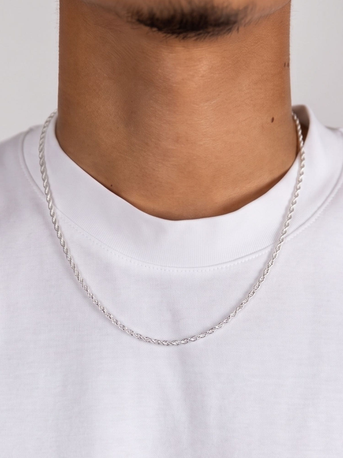 Rope Ketting 925 Sterling Zilver 3MM gedragen op een wit T-shirt, gedraaide rope schakels met zilveren glans
