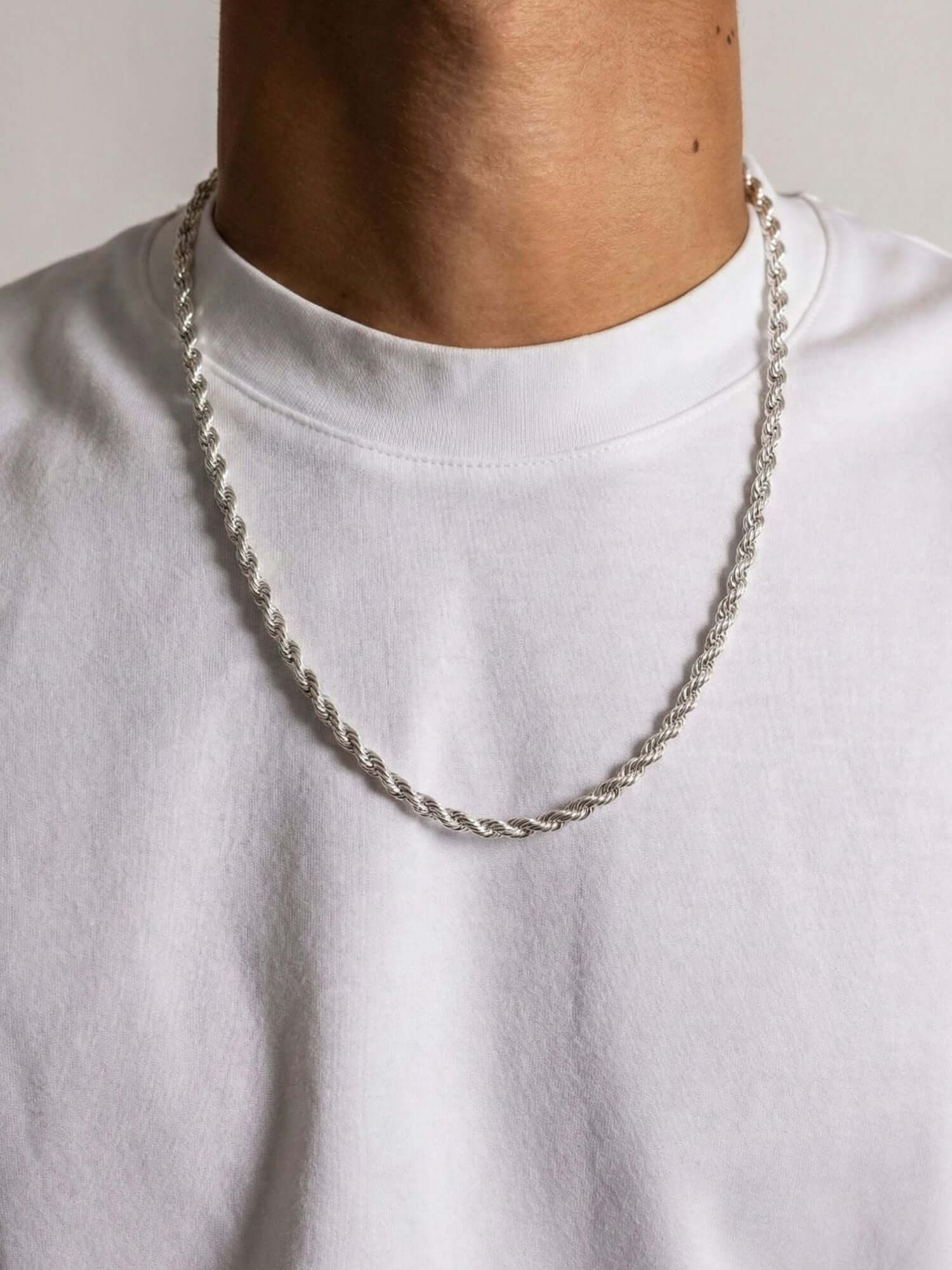 Collana Rope in argento sterling 925 4 mm presentata su un modello con una T-shirt bianca.