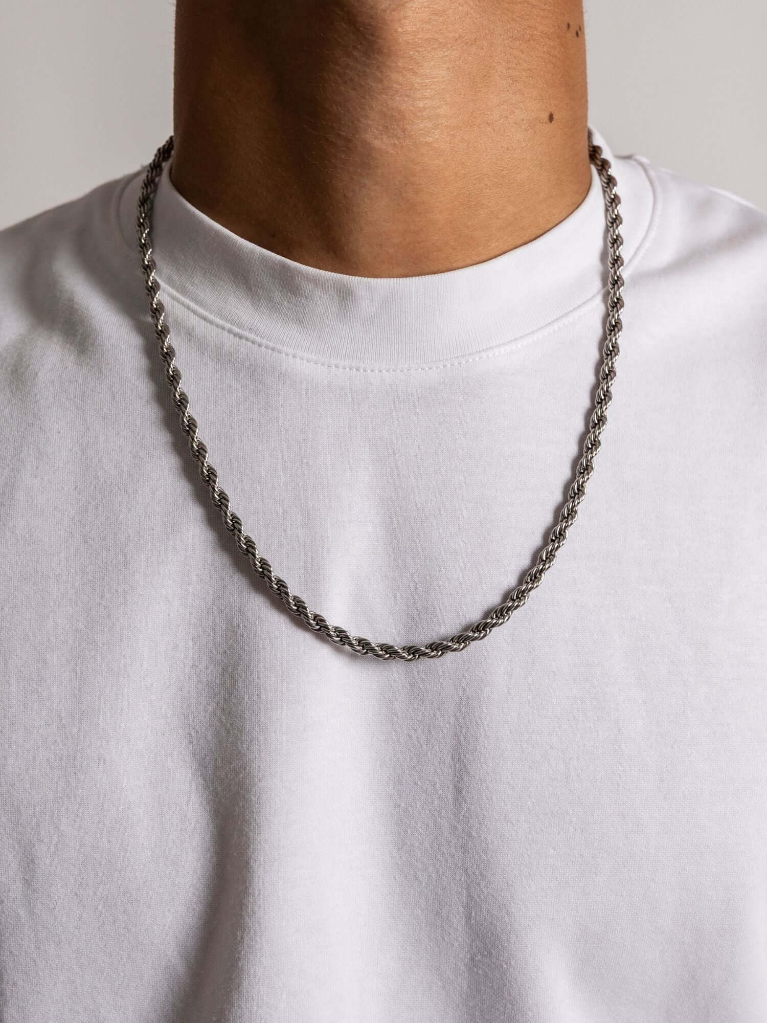 Rope Ketting Zilver RVS (2mm / 3mm) gedragen om de hals, zilveren RVS rope chain met gedraaide schakels en subtiele glans