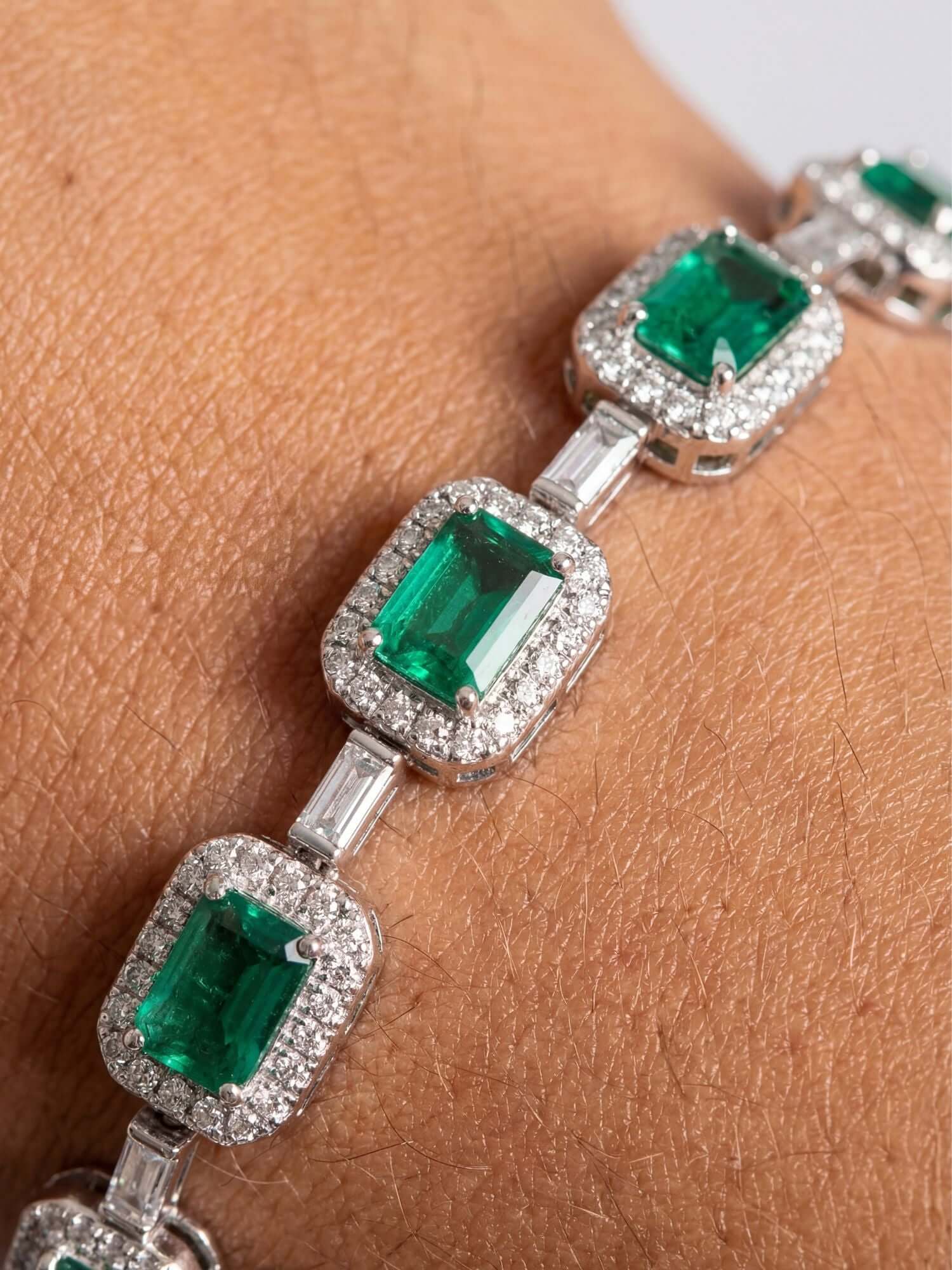 Smaragdarmband Iced Out (7MM) Armband in grünem Smaragd-Look mit VVS-CZ-Steinen am Handgelenk, silberfarbene Basis