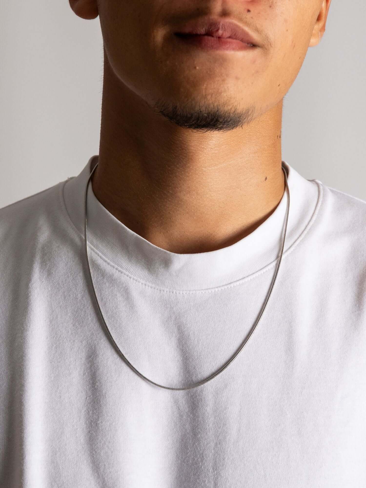 Snake Ketting Zilver (1.5mm) minimalistische zilveren snake ketting van roestvrij staal, gedragen om de hals