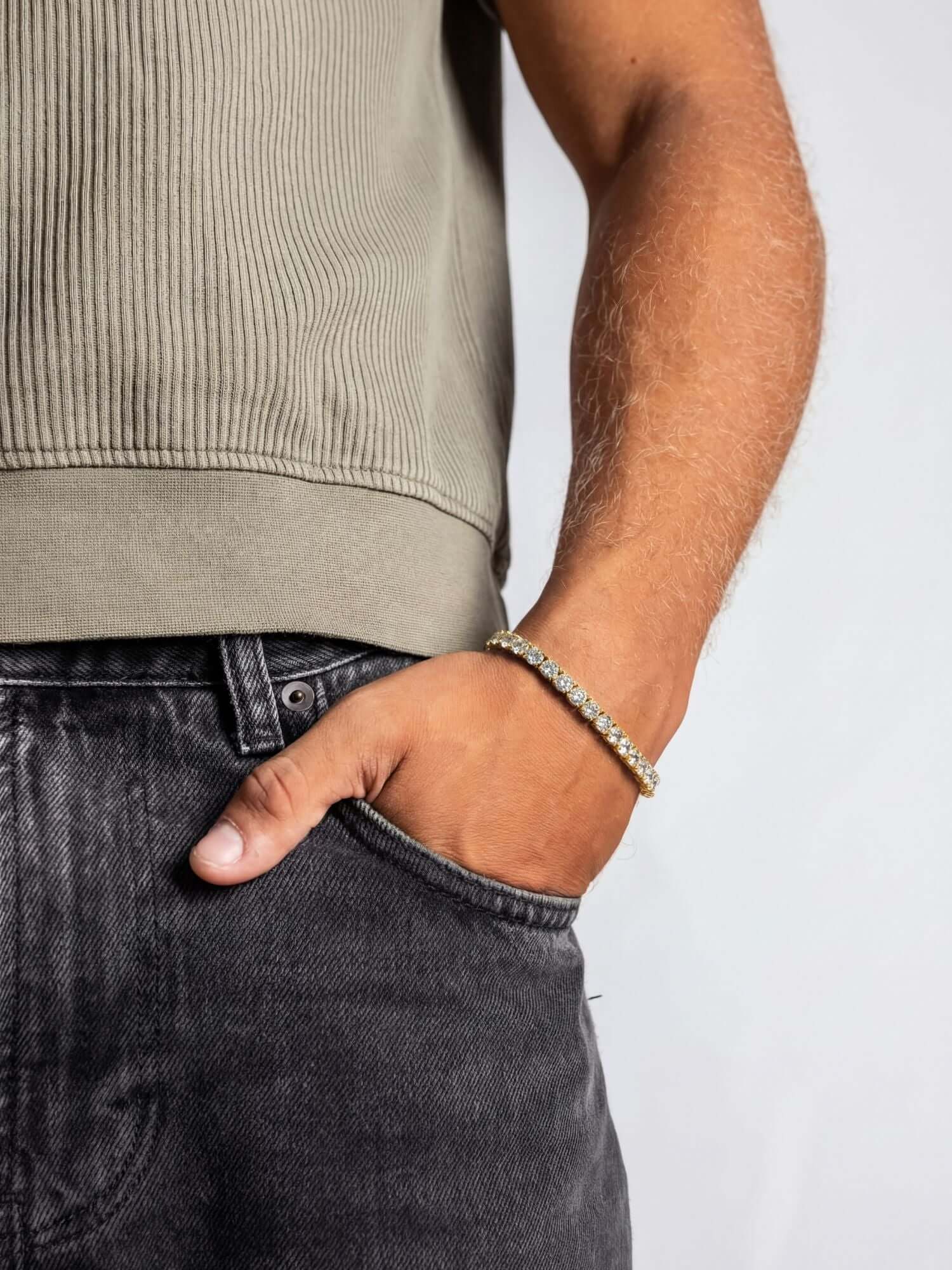 Tennis Armband Goud (3mm & 5mm) om pols gedragen, gouden tennisarmband met VVS CZ stenen en box clasp
